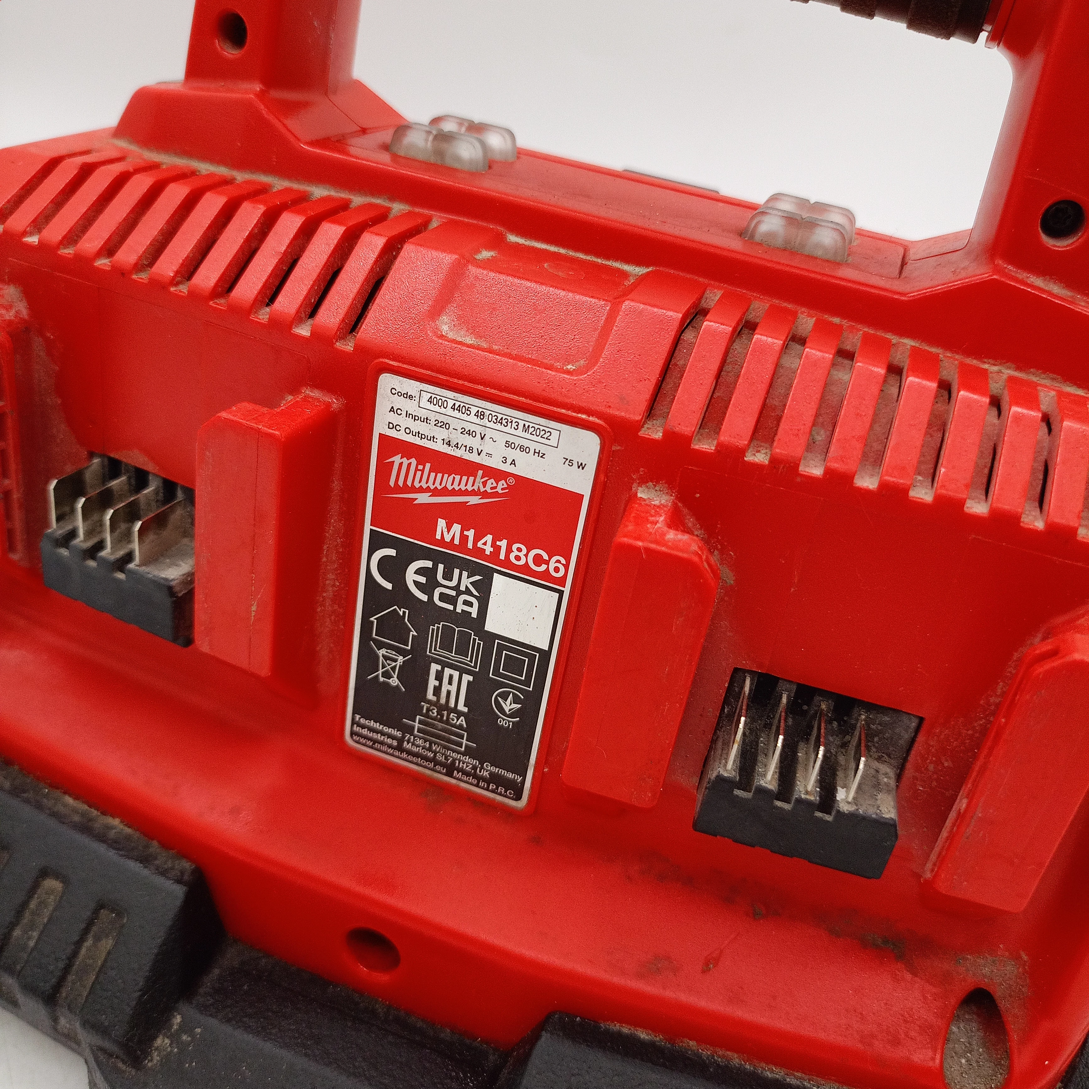 ladowarka-milwaukee-m1418c6-stan-11323-2