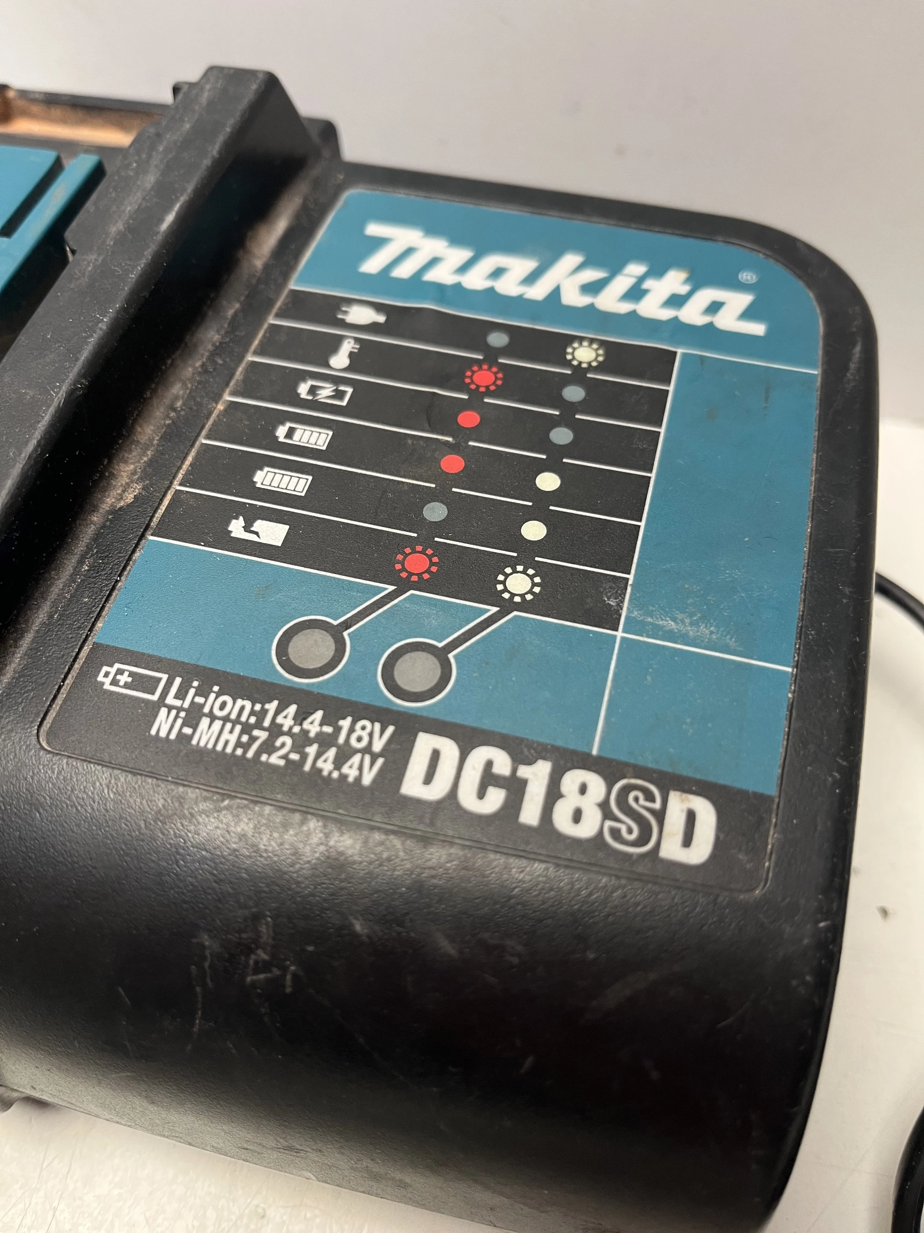 ladowarka-makita-dc18sd-stan-11323-2