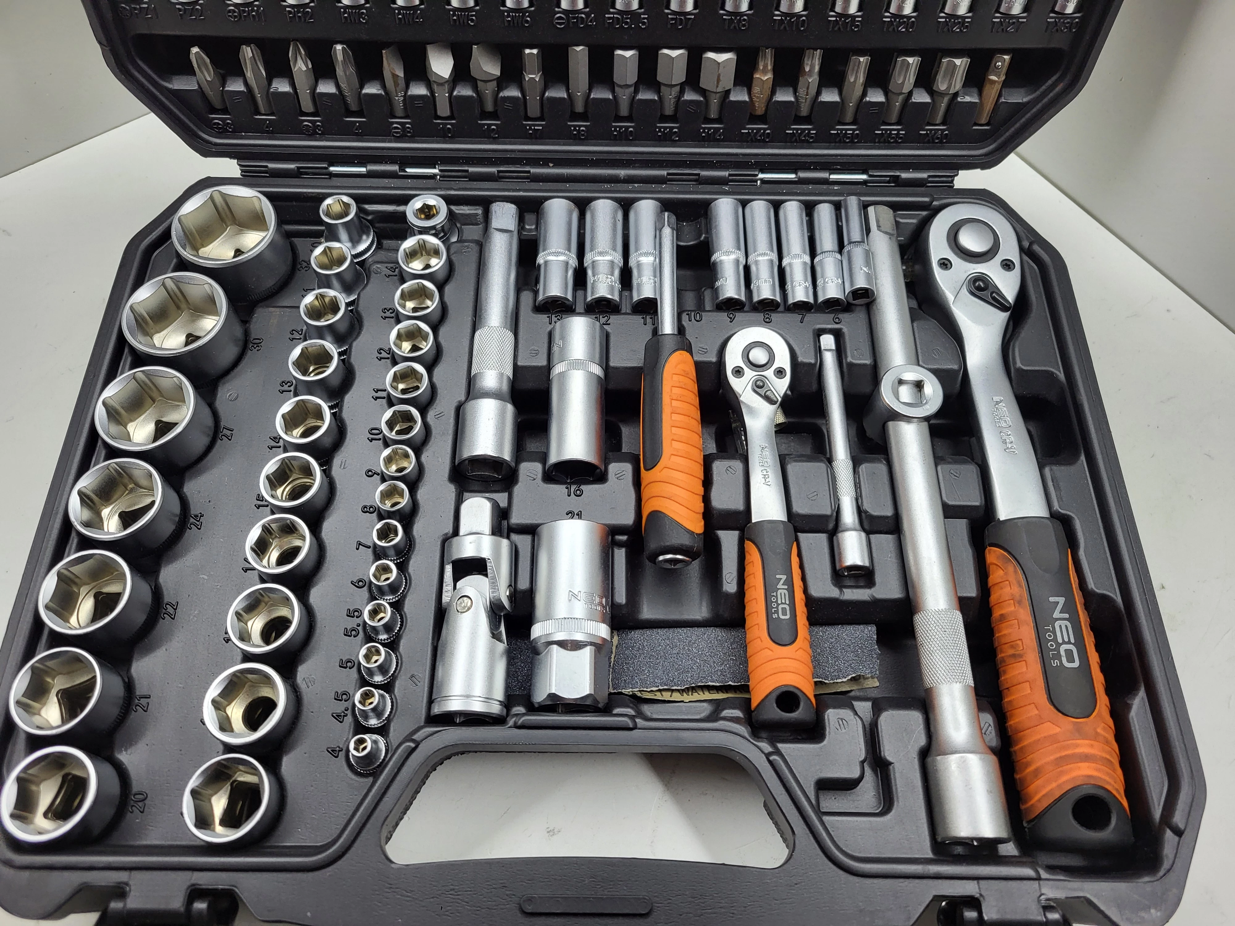 zestaw-kluczy-nasadowych-neo-tools-110-pcs-stan-11323-2