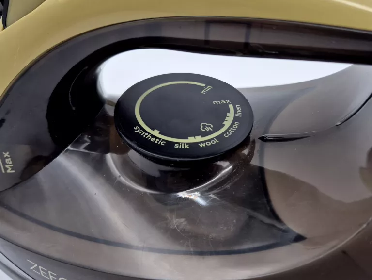 zelazko-parowe-bezprzewodowe-zeegma-ironee-2600w-model-ze-ironee-black