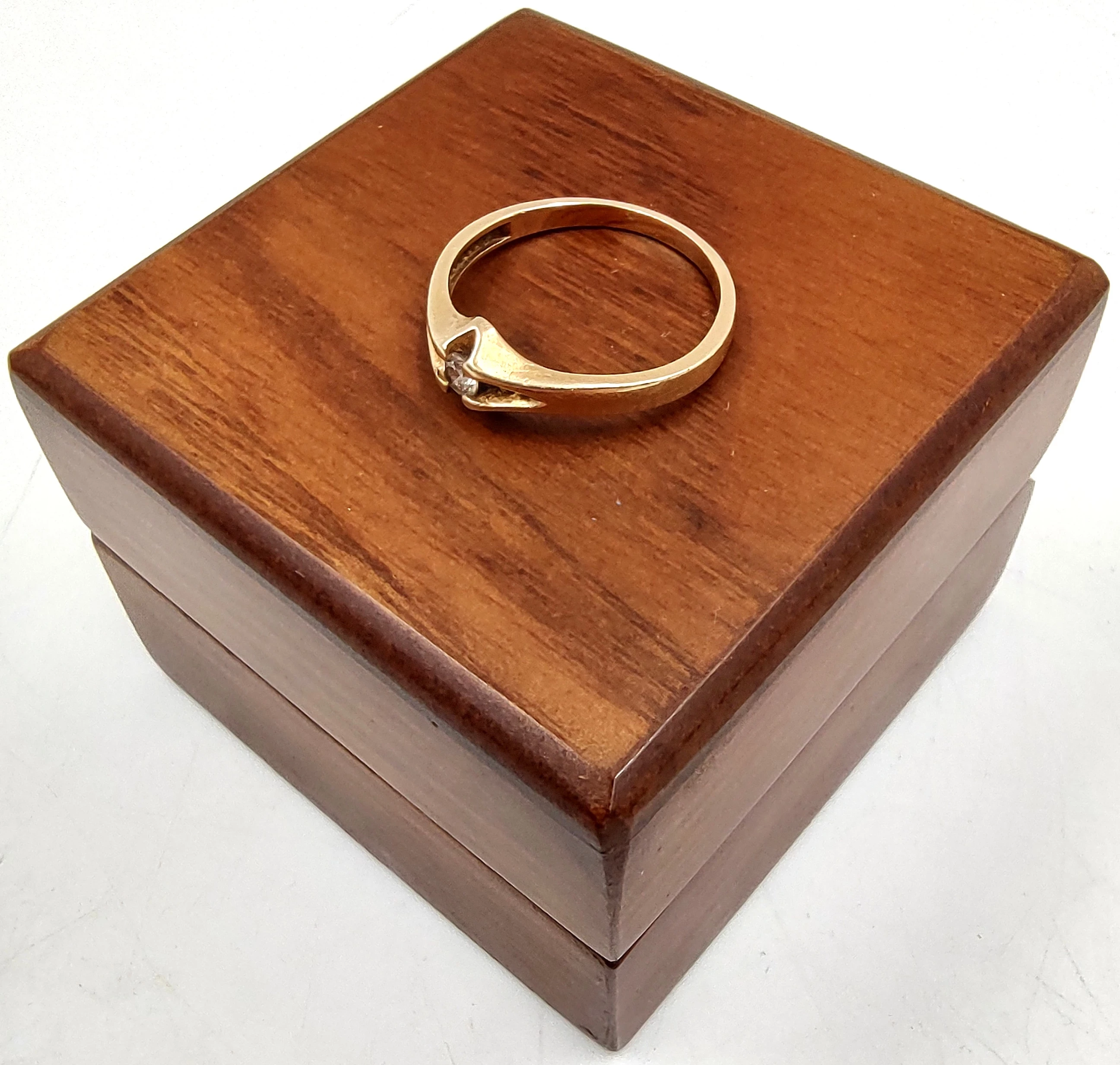 sliczny-zloty-pierscionek-z-bialym-kamieniem-585195g-material-15835-2