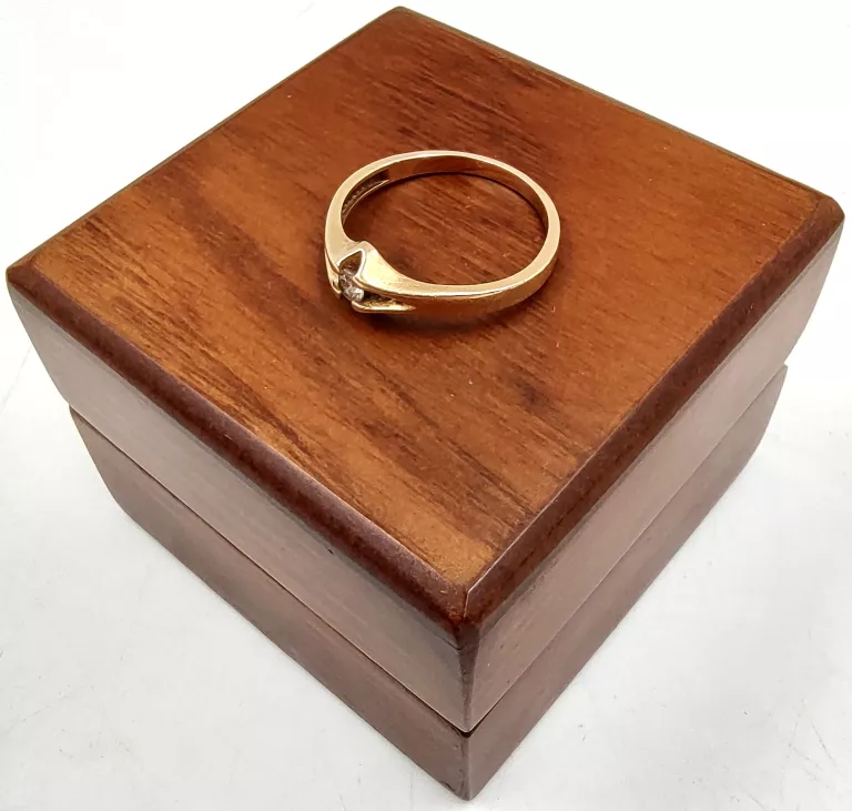 sliczny-zloty-pierscionek-z-bialym-kamieniem-585195g-material-15835-2