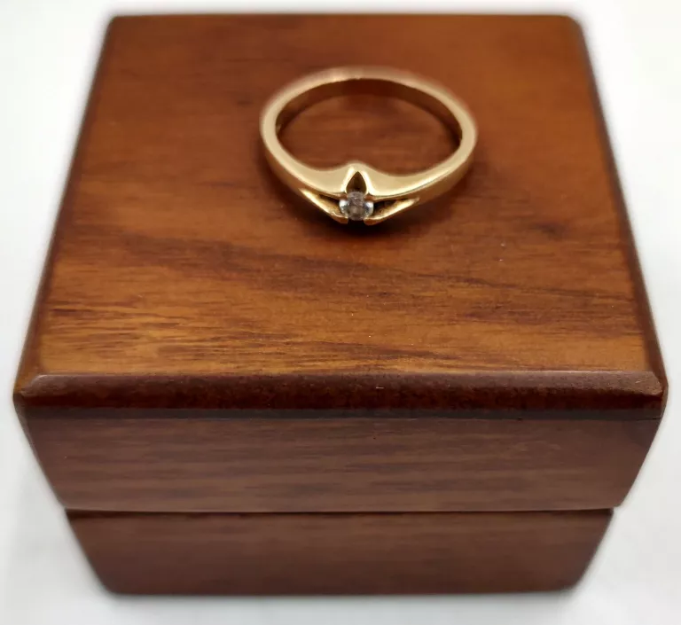 sliczny-zloty-pierscionek-z-bialym-kamieniem-585195g-stan-11323-2
