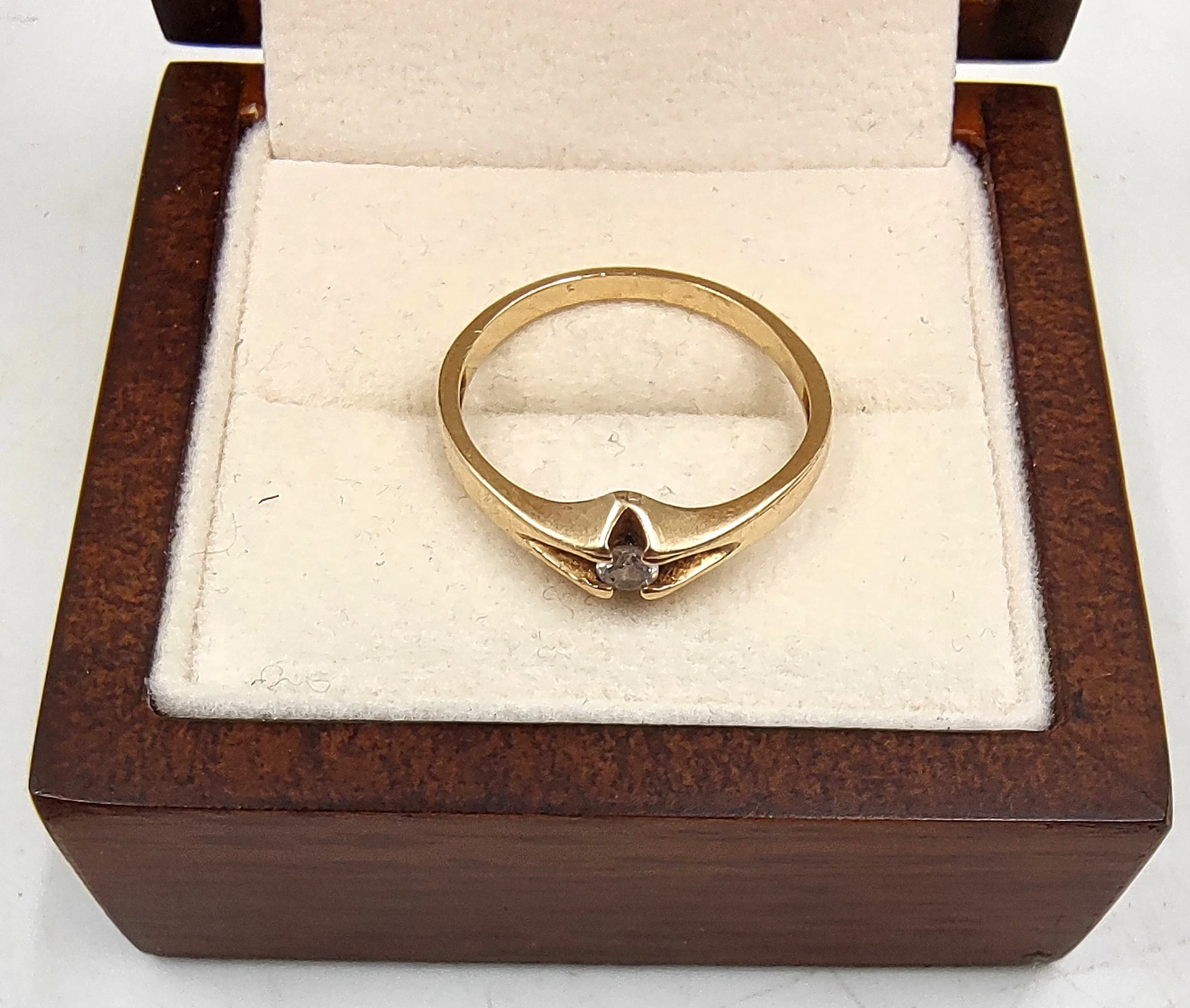 sliczny-zloty-pierscionek-z-bialym-kamieniem-585195g-rozmiarsrednica-wew-mm-372-16