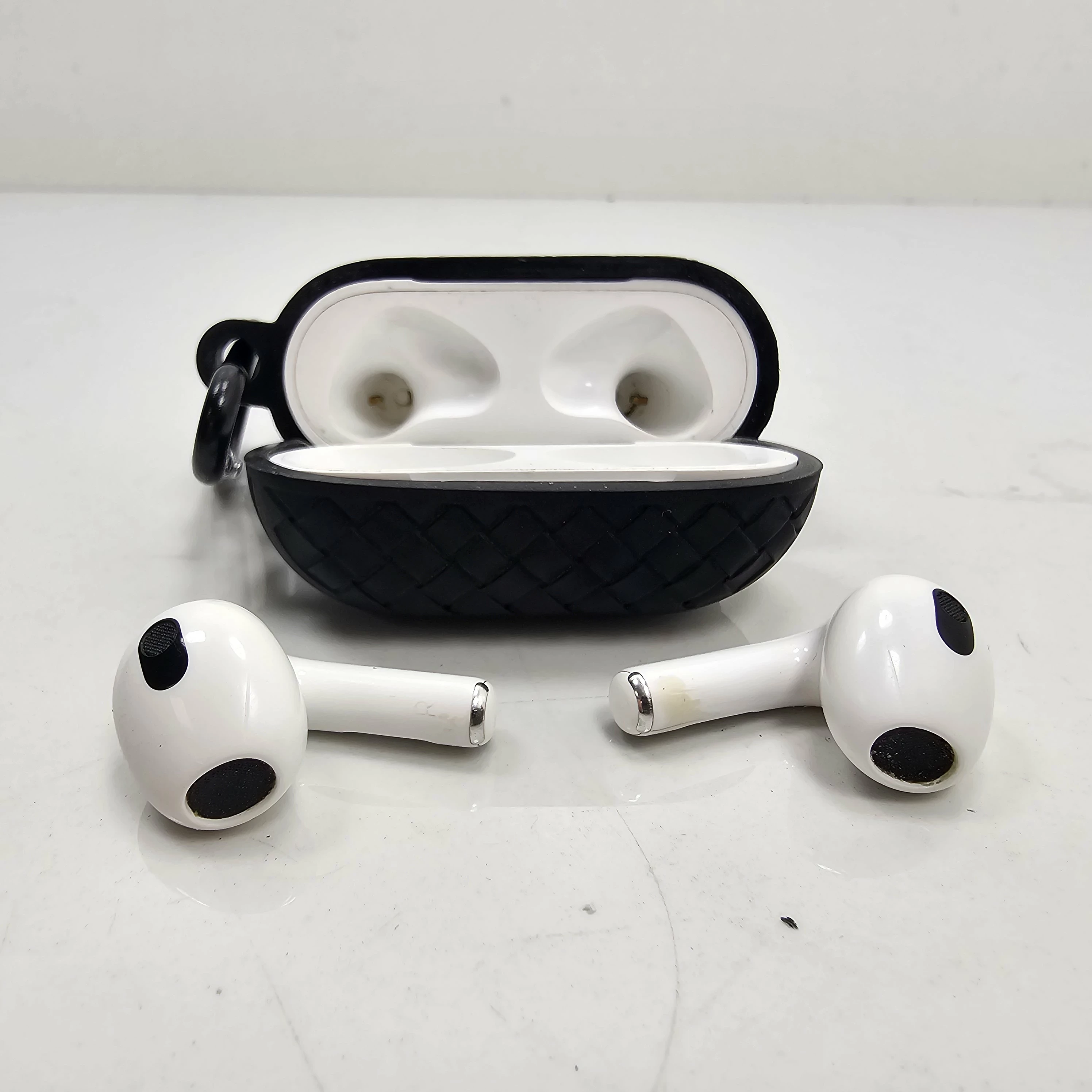 sluchawki-airpods-3rt-a2565-pokrowiec-stan-11323-2