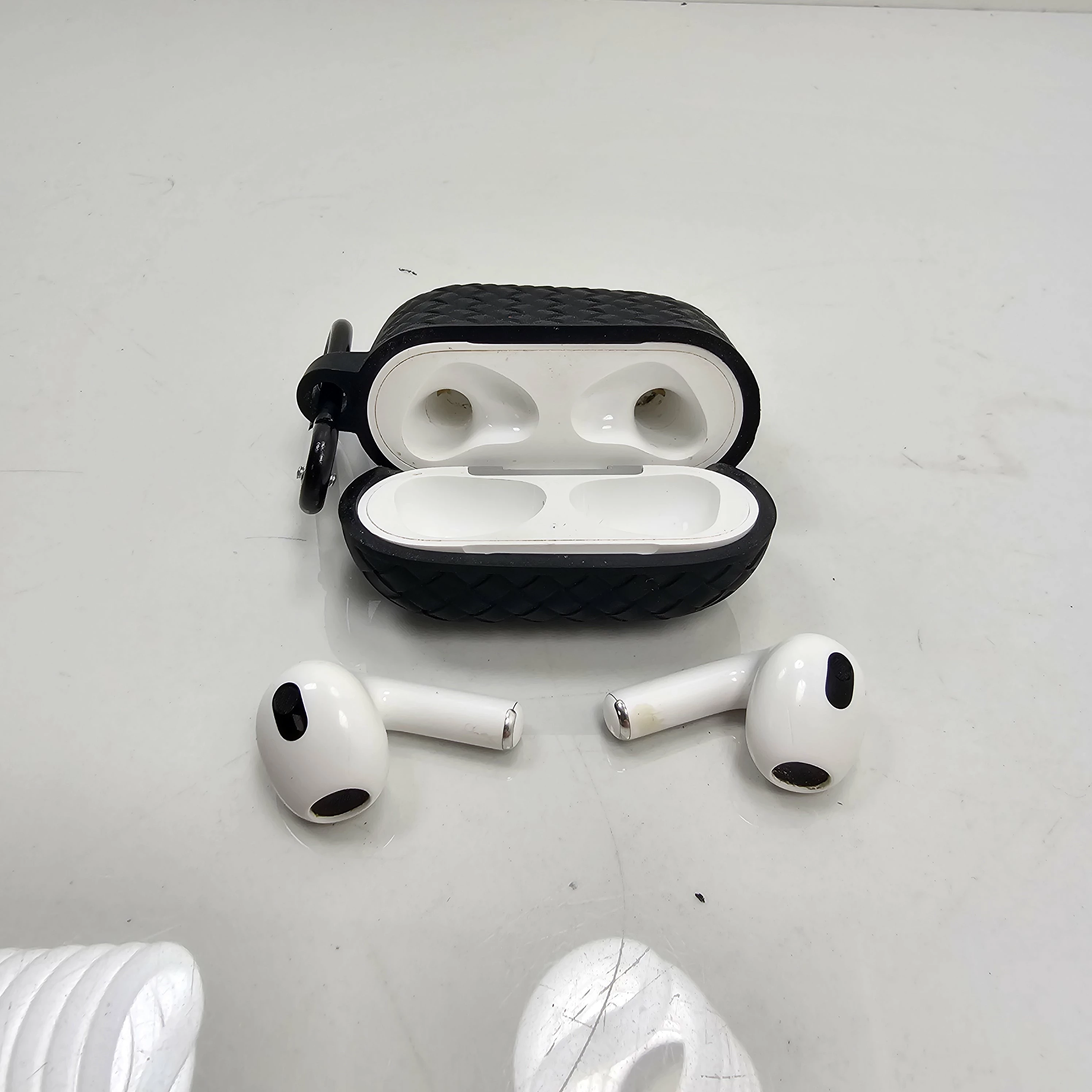 sluchawki-airpods-3rt-a2565-pokrowiec-kolor-dominujacy-129357-2