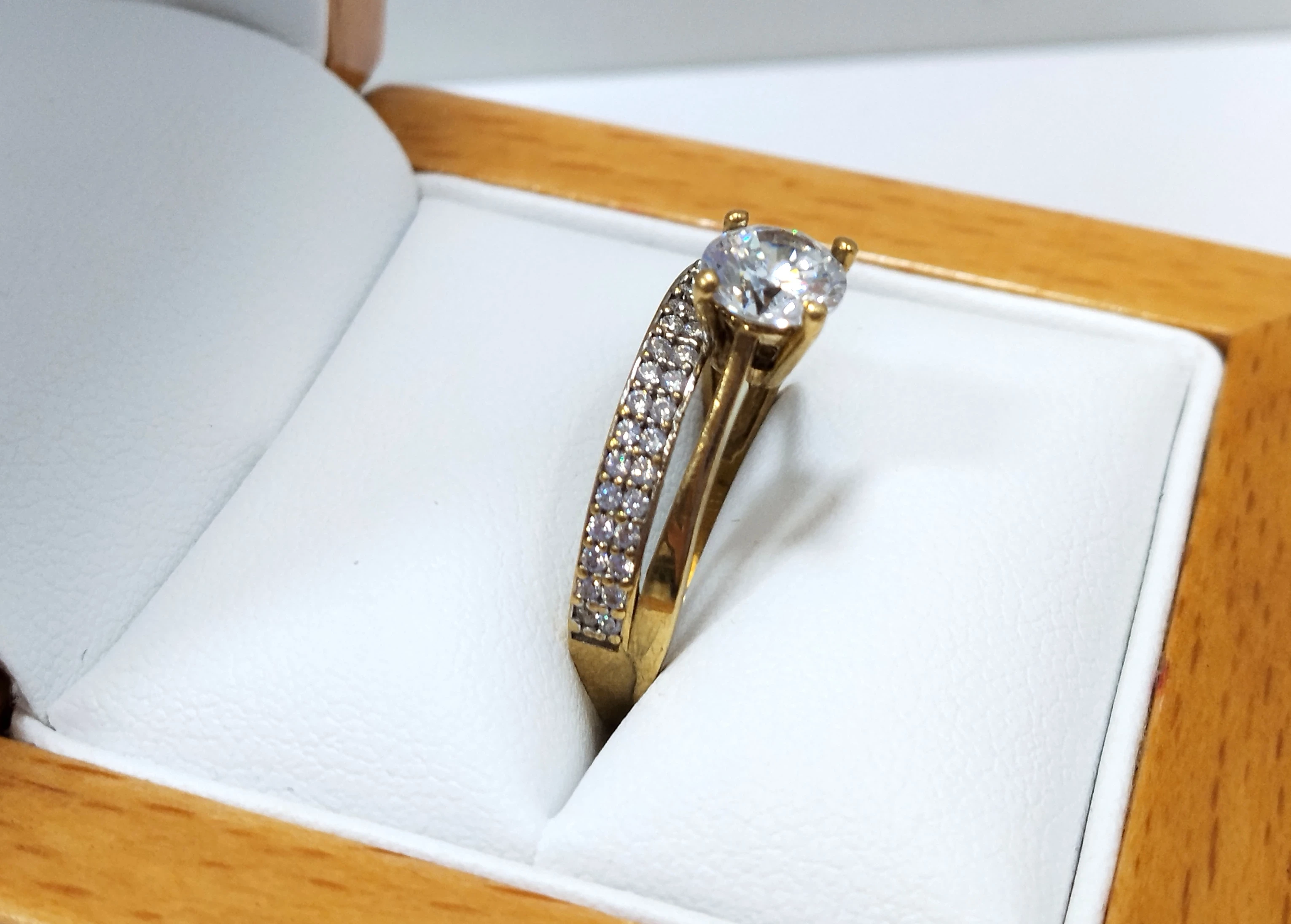 zloty-pierscionek-z-cyrkonia-333-236g-r19-stan-11323-2