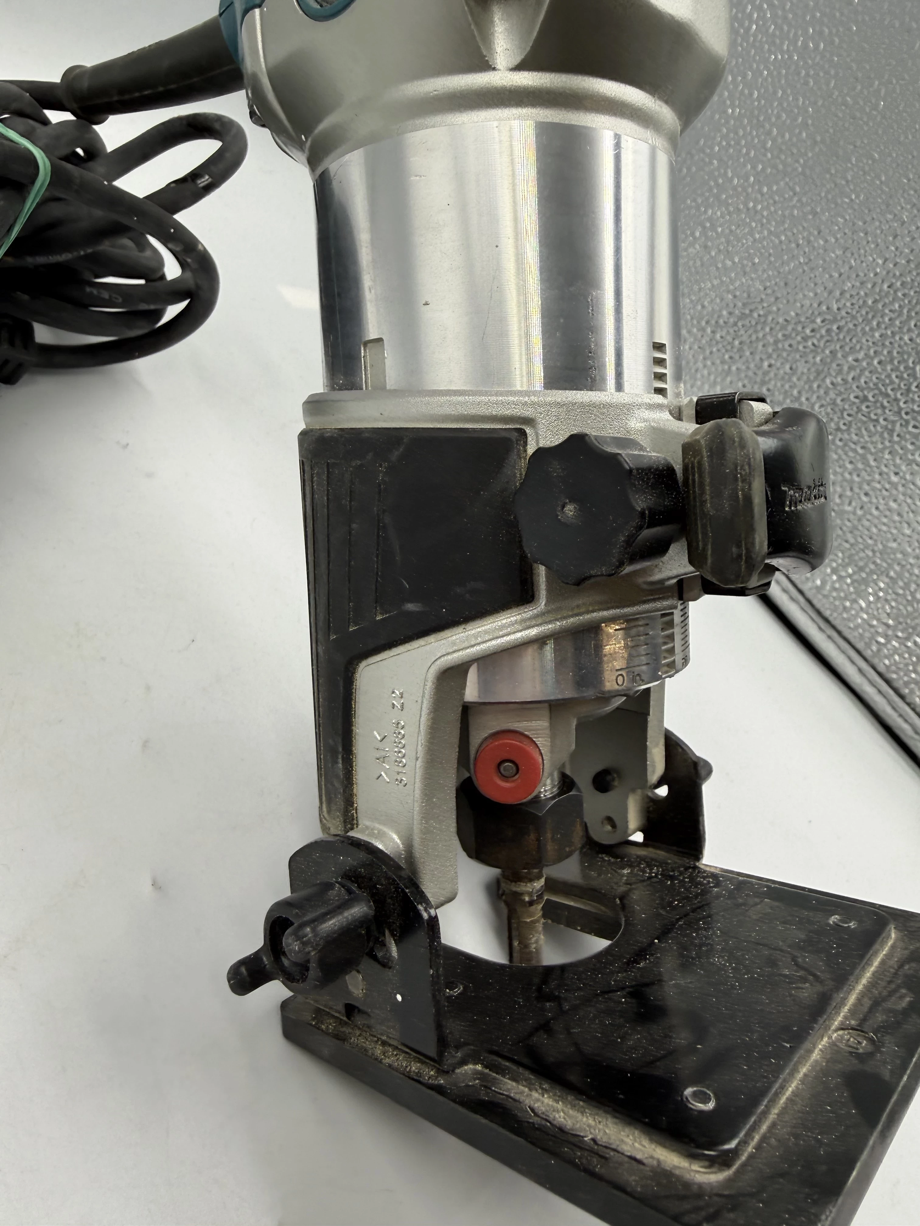 ferzarka-gornowrzecionowa-makita-rt0700c-rodzaj-frezarki-25452-1