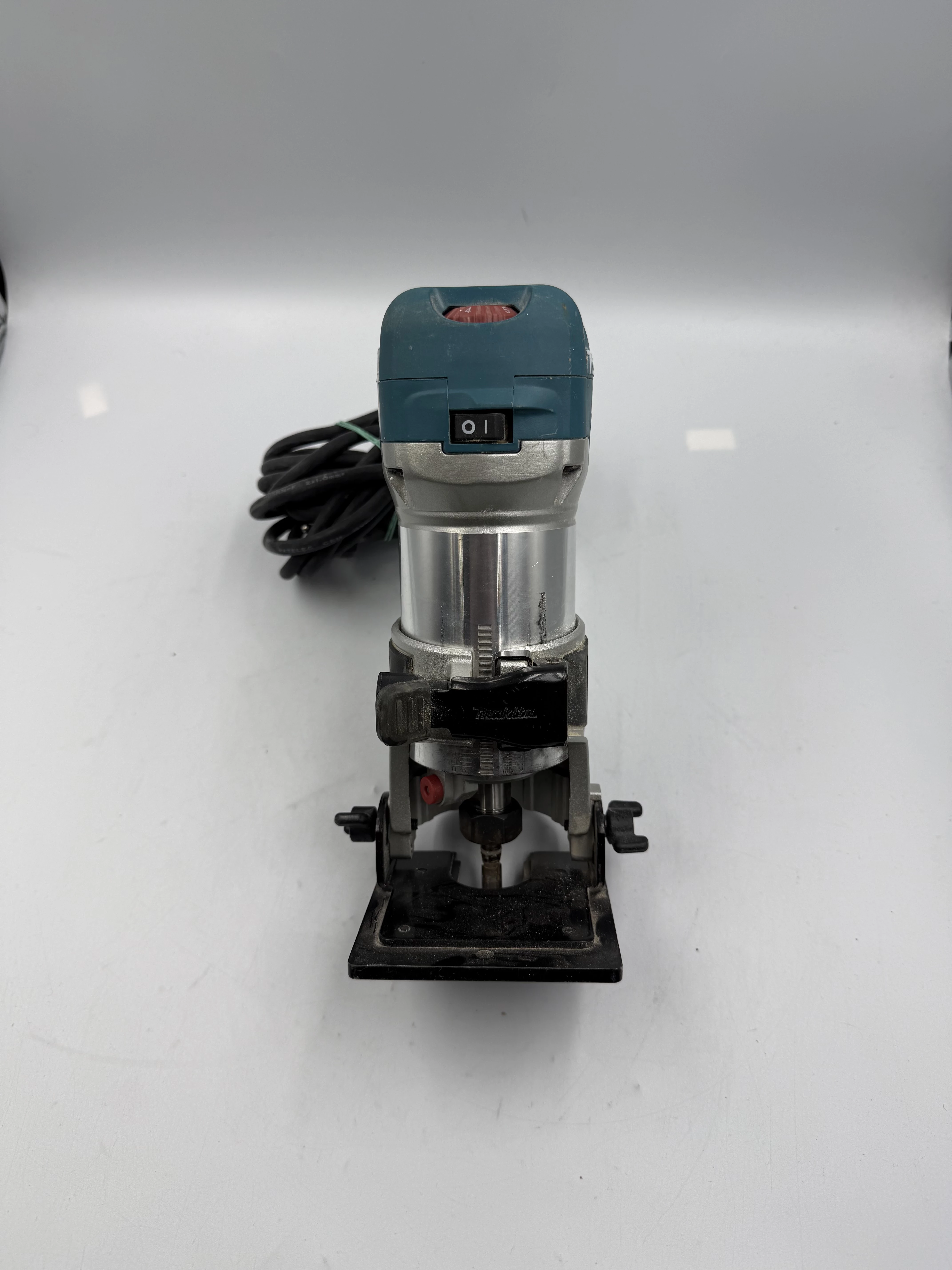 ferzarka-gornowrzecionowa-makita-rt0700c-chopina-2-katowice