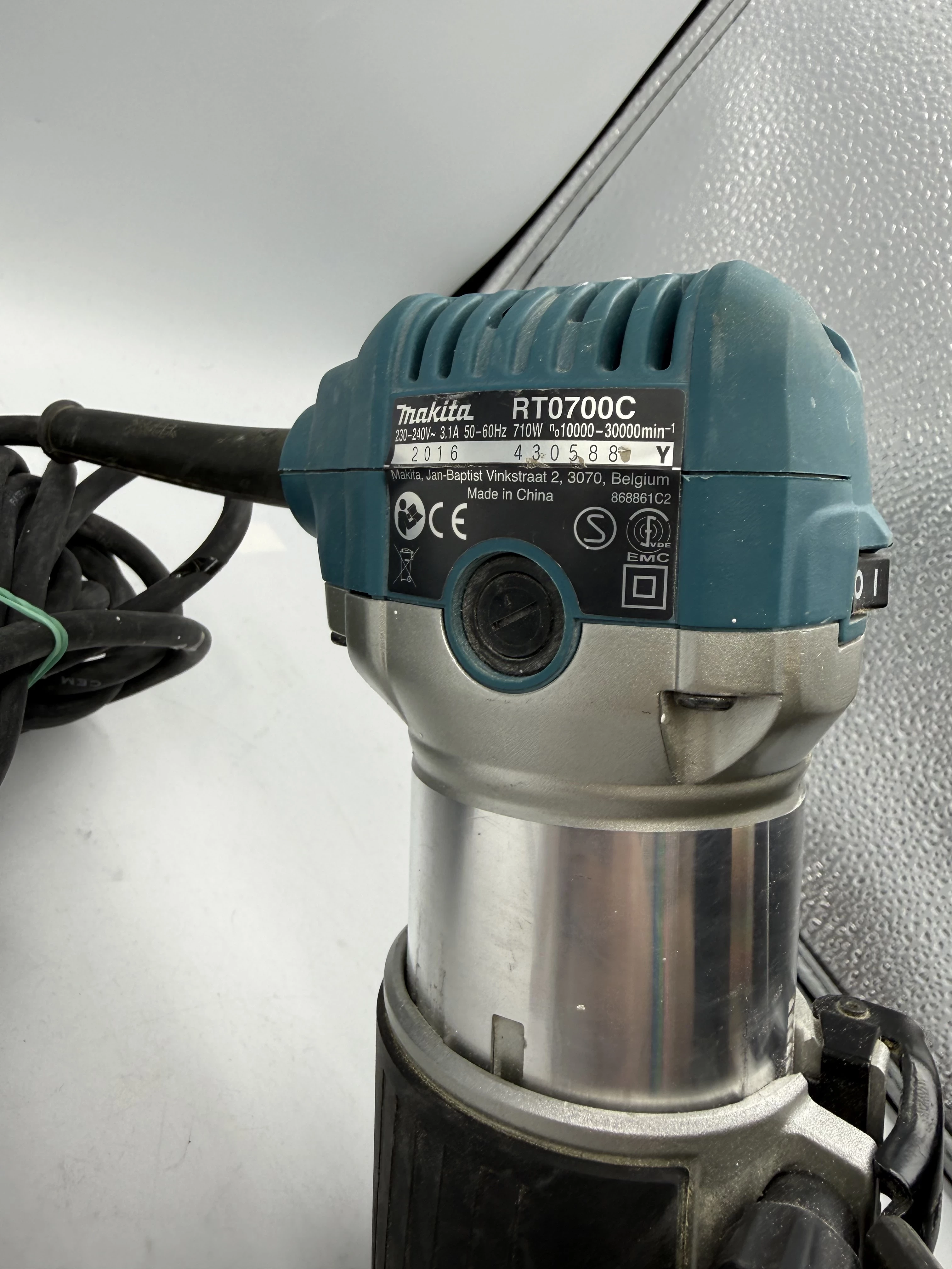 ferzarka-gornowrzecionowa-makita-rt0700c-stan-11323-2