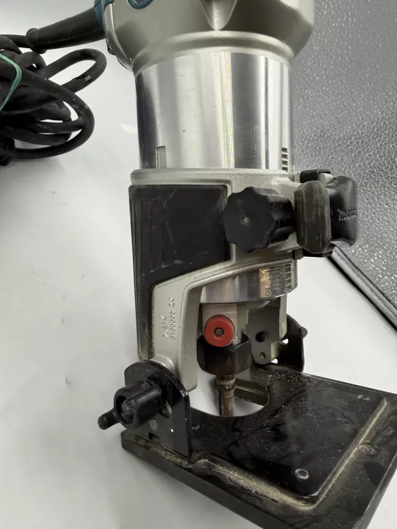 ferzarka-gornowrzecionowa-makita-rt0700c-rodzaj-frezarki-25452-1