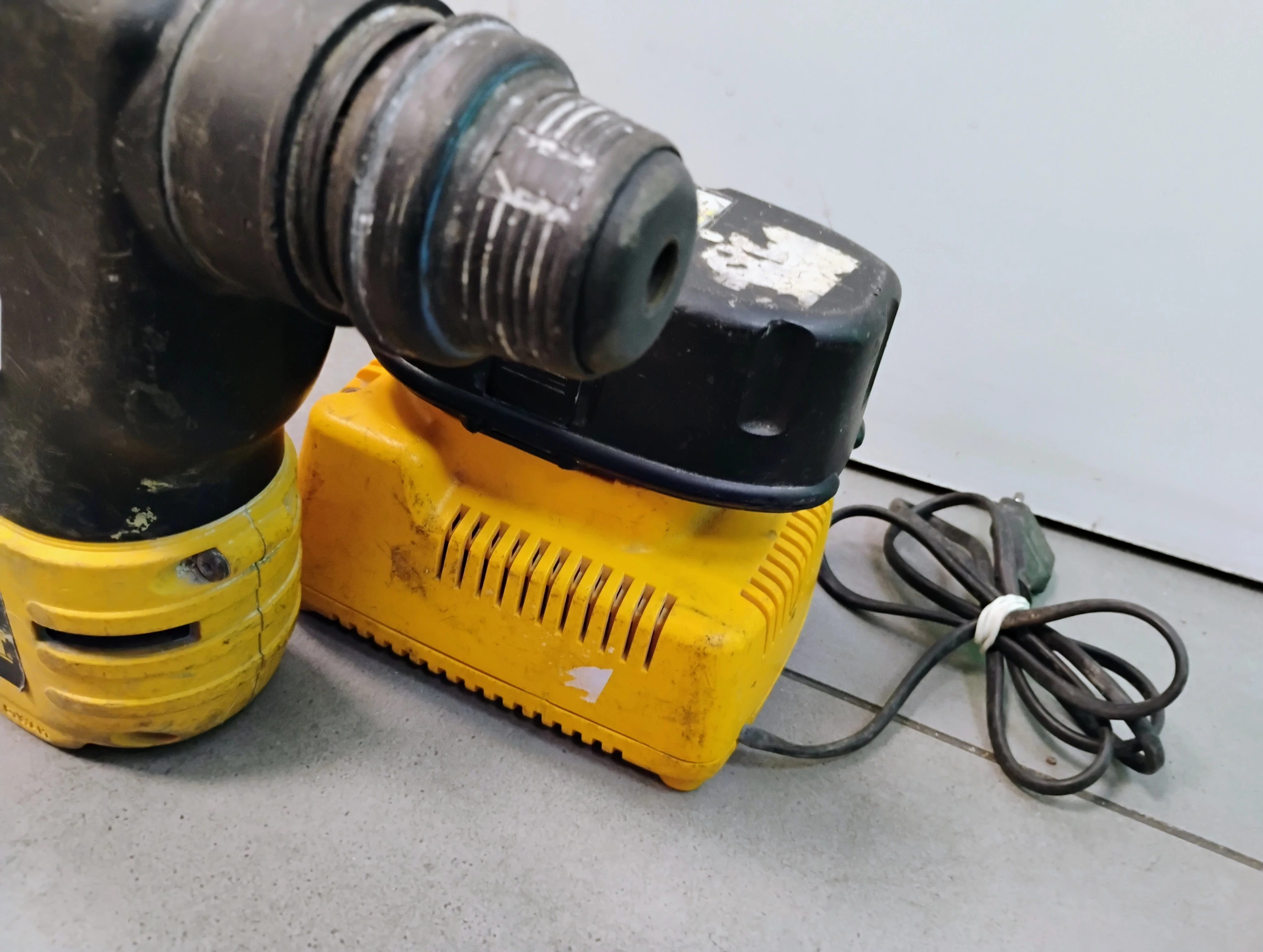 mlotowiertarka-dewalt-dc213-akumulatorowa-stan-11323-2