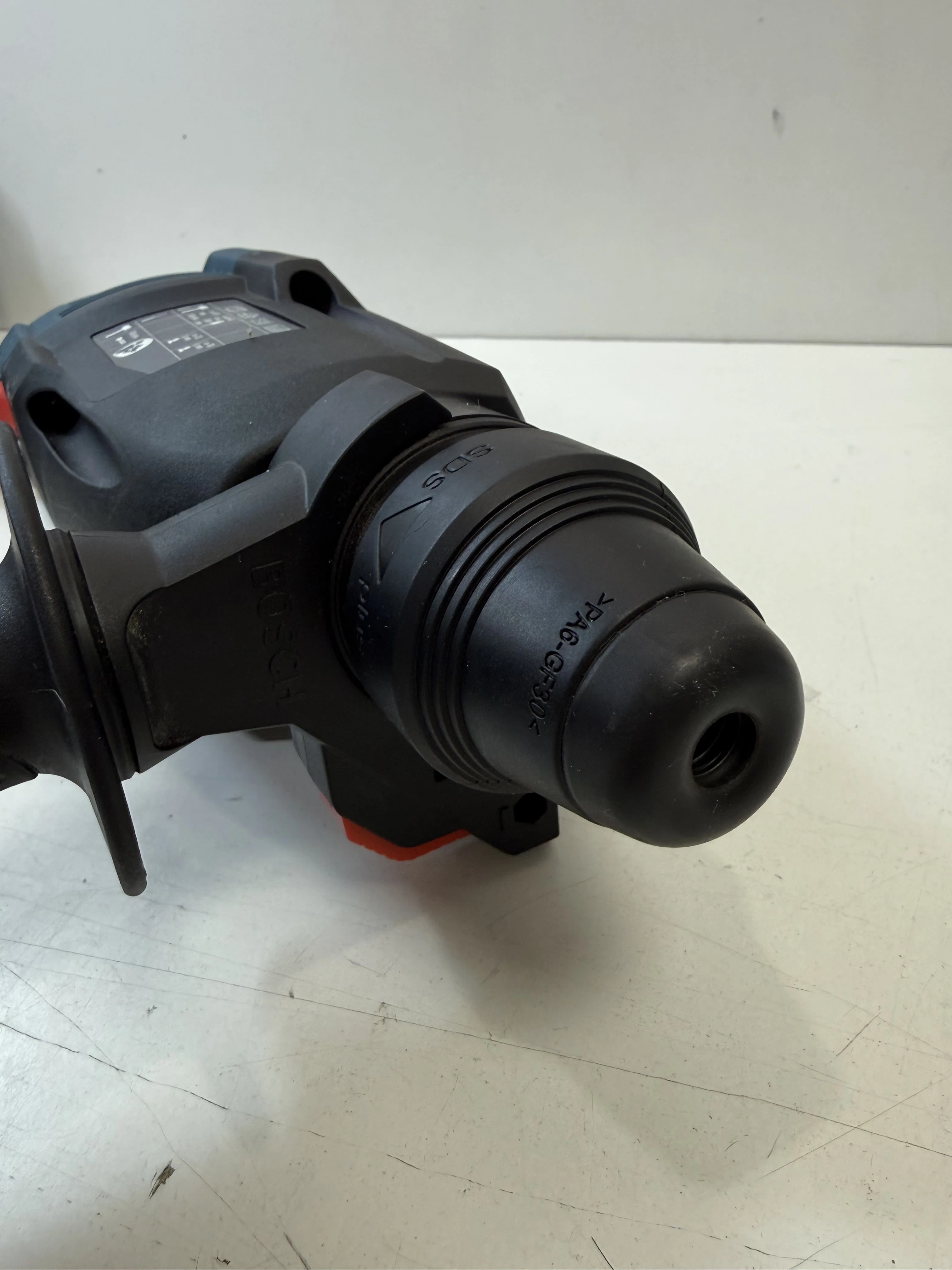 mlotowiertarka-gbh-240-bosch-energia-udaru-270