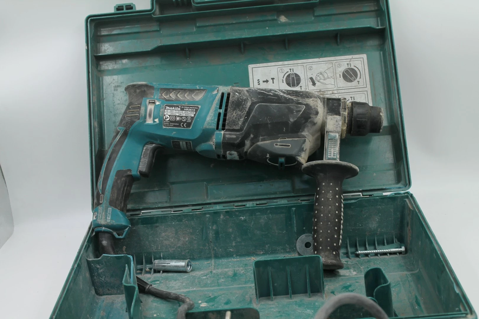 makita-mlot-udarowo-obrotowy-hr2610-z-podkuwaniem-sds-komplet-chelminska-56-grudziadz