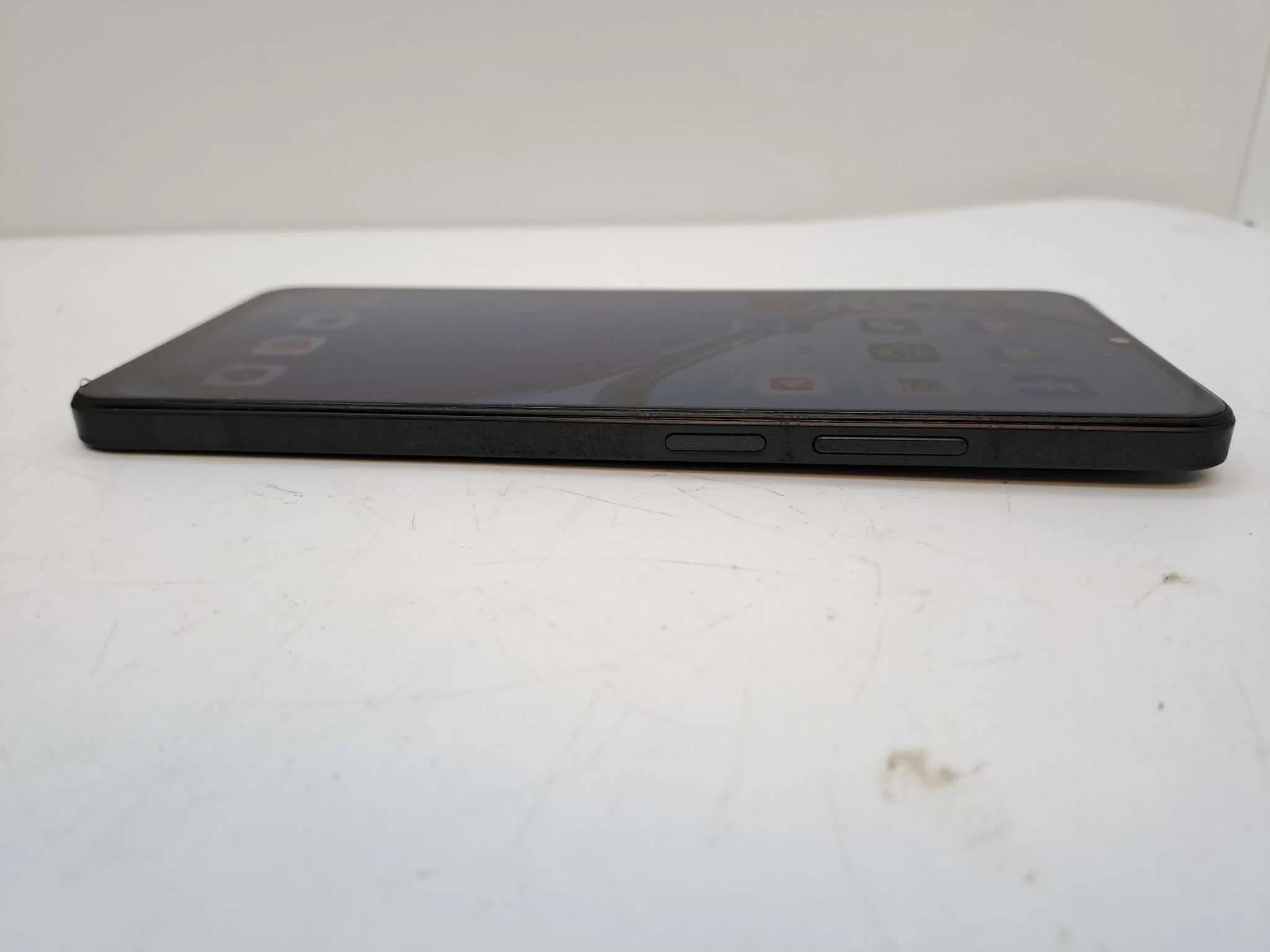 telefon-realme-c53-6128gb-etuipudelko-przekatna-ekranu-674