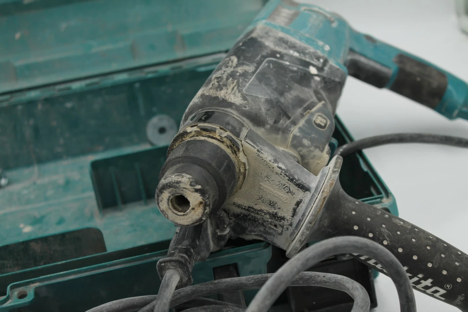 makita-mlot-udarowo-obrotowy-hr2610-z-podkuwaniem-sds-komplet-stan-11323-2