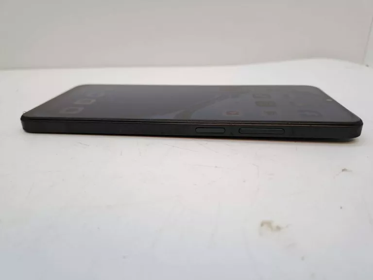 telefon-realme-c53-6128gb-etuipudelko-przekatna-ekranu-674