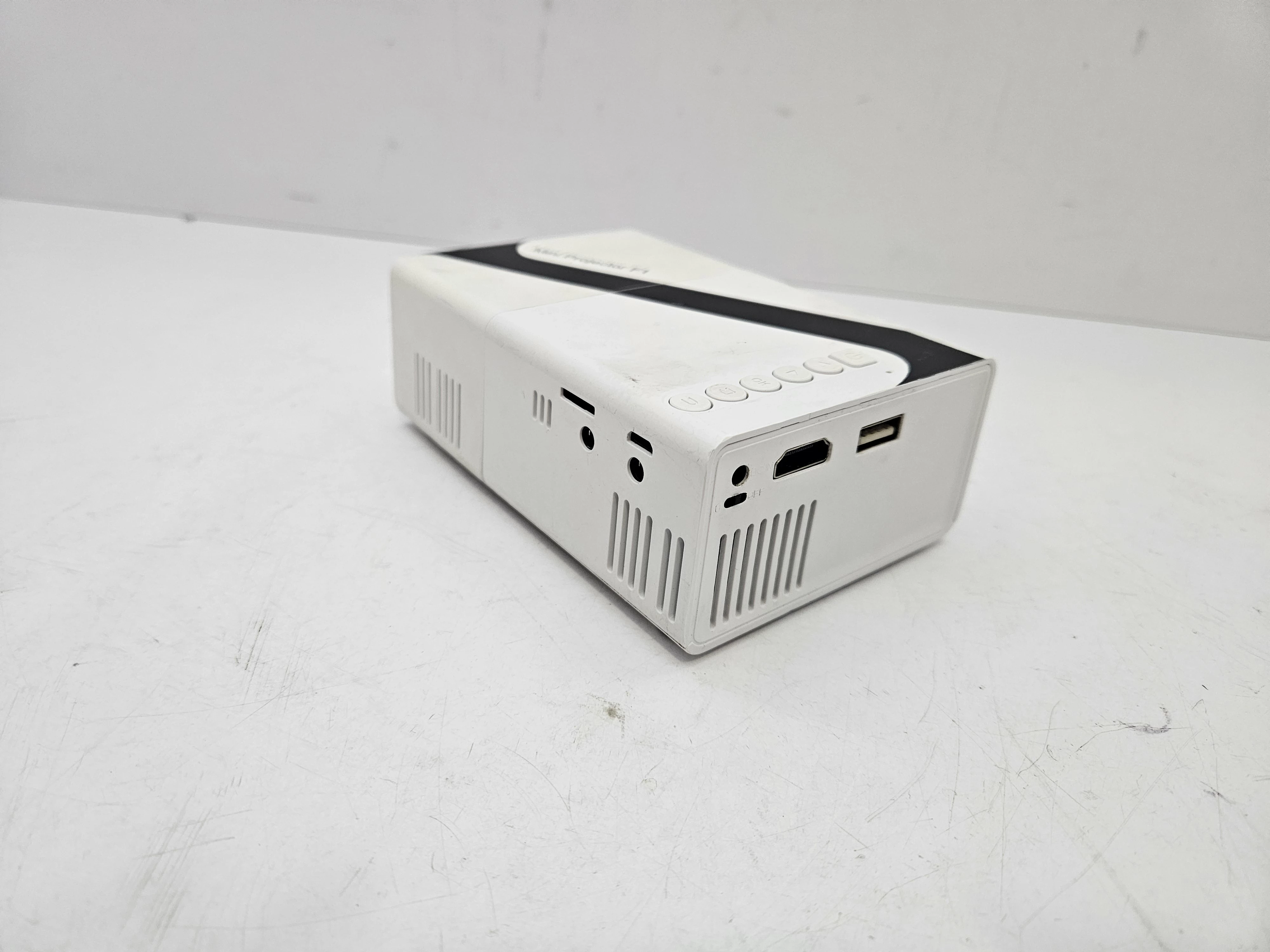 rzutnik-na-sciane-mini-projector-f1-stan-11323-2