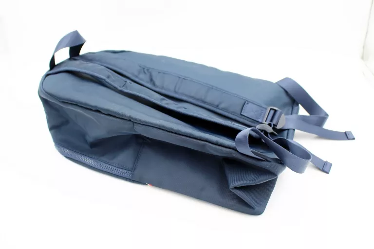 granatowy-plecak-tommy-hilfiger-urban-wzor-dominujacy-3766-1