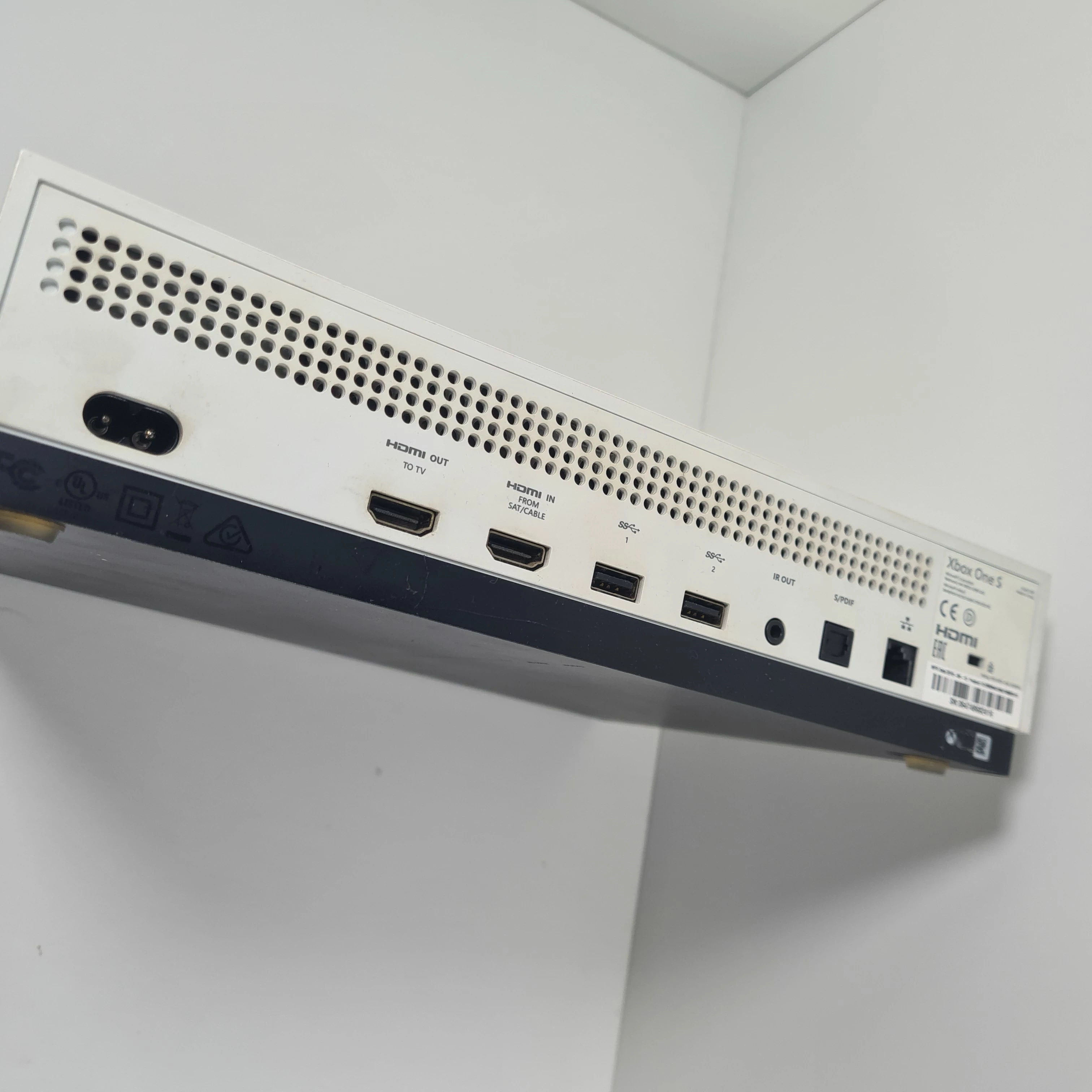 konsola-xbox-one-s-1tb-model-1681-liczba-kontrolerow-w-zestawie-205994-225550