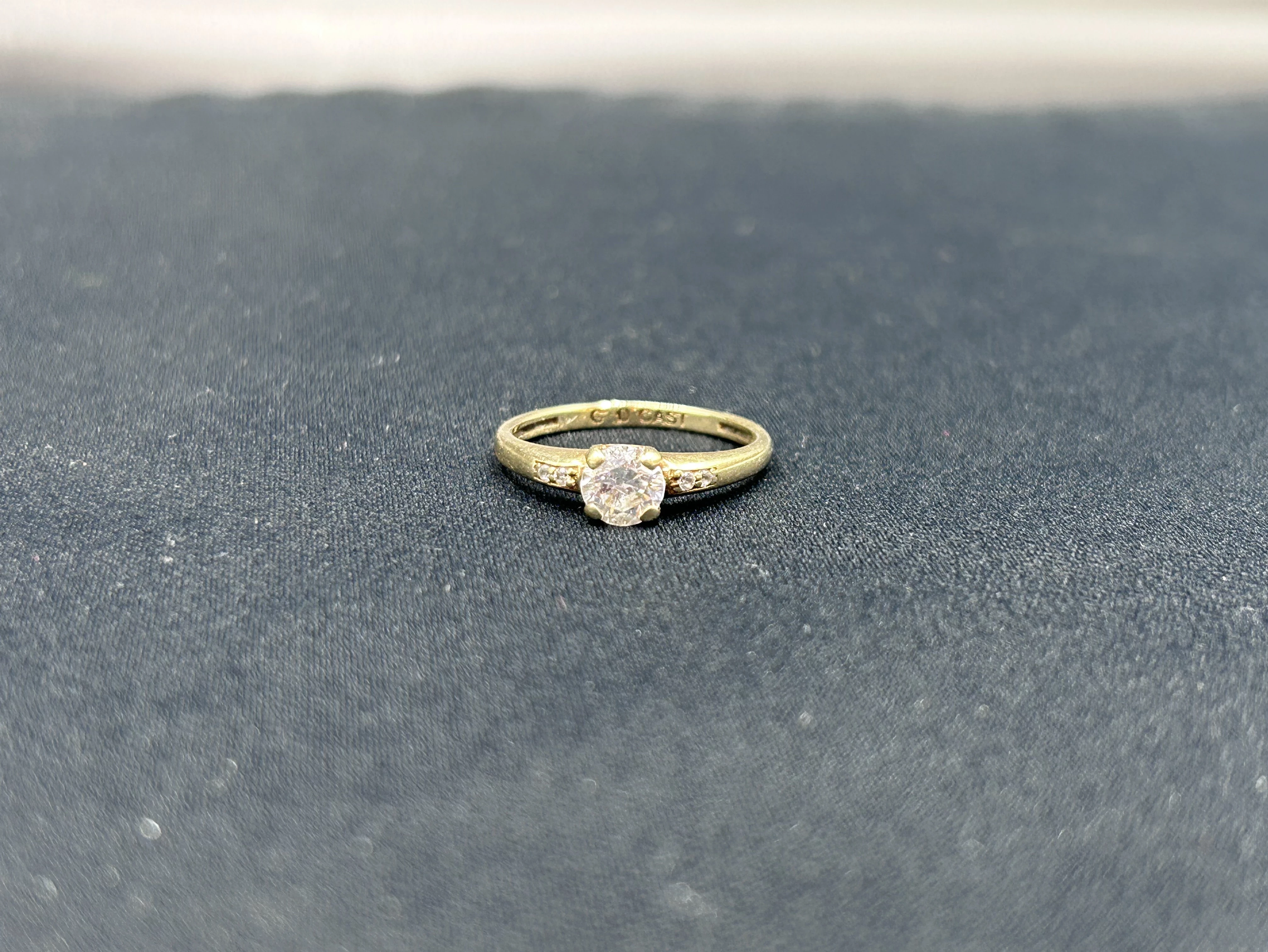 przepiekny-zloty-pierscionek-idealny-na-zareczyny-58514k185gr11-material-15835-2