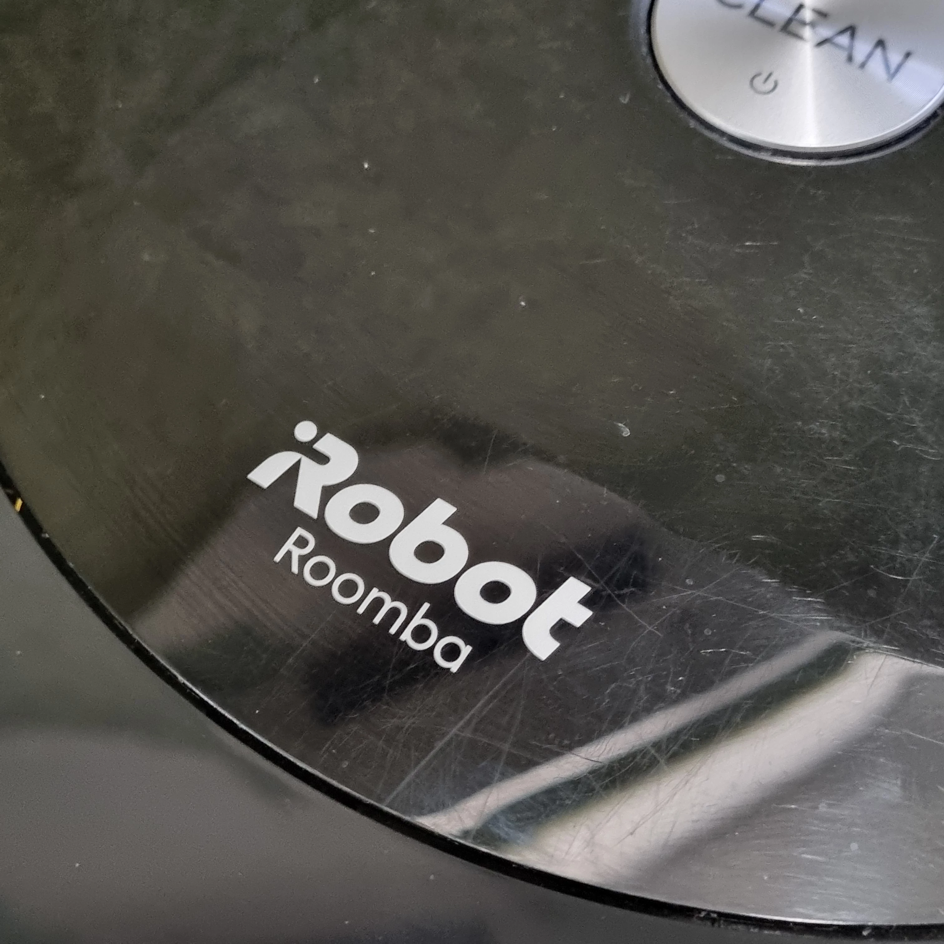 robot-sprzatajacy-irobot-roomba-e5-stacja-ladujaca-kolor-dominujacy-129357-3
