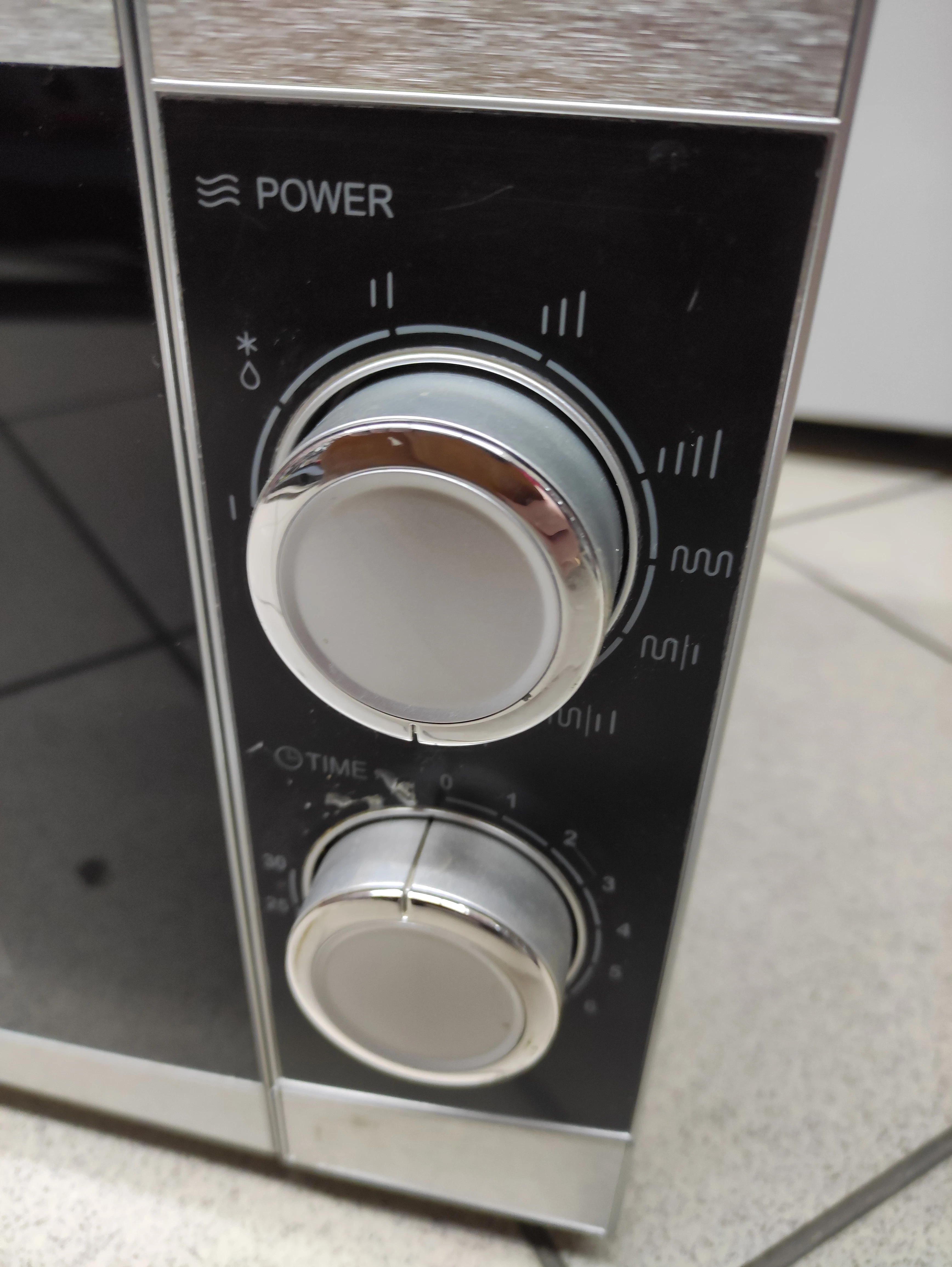 kuchenka-mikrofalowa-wolnostojaca-amica-amg20m70gbiv-stan-11323-2