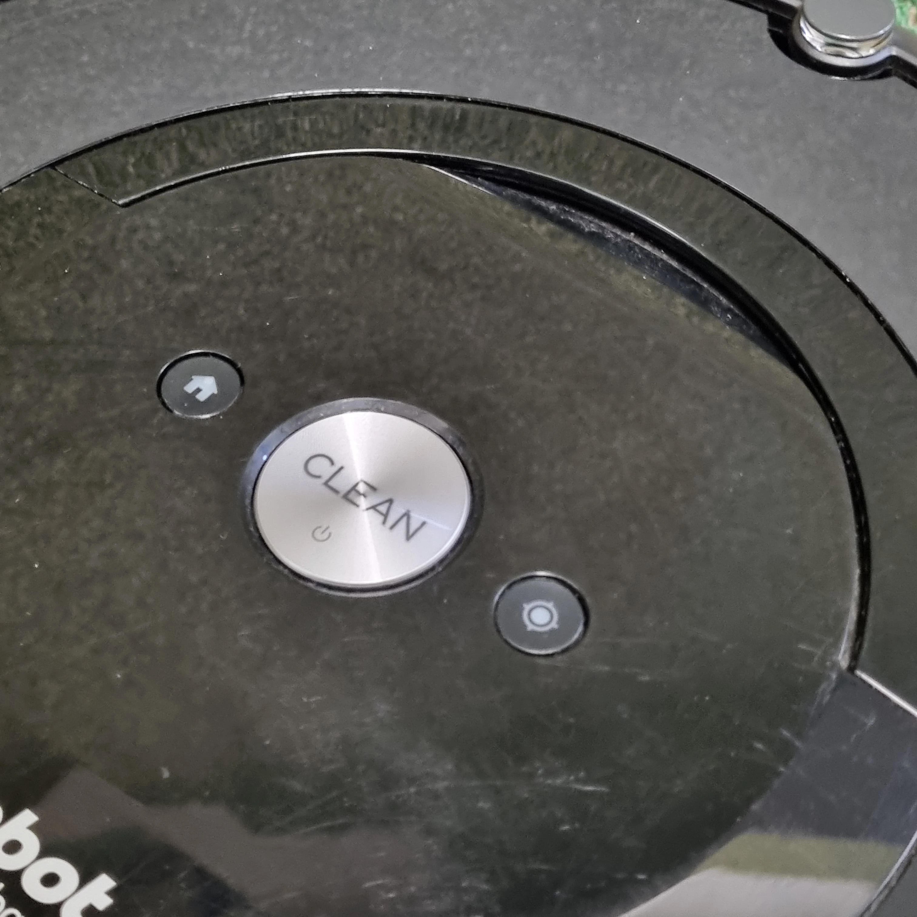 robot-sprzatajacy-irobot-roomba-e5-stacja-ladujaca-stan-11323-2