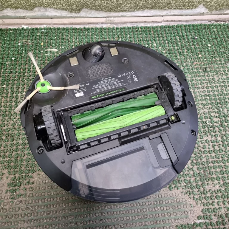 robot-sprzatajacy-irobot-roomba-e5-stacja-ladujaca-czujniki-205846-1