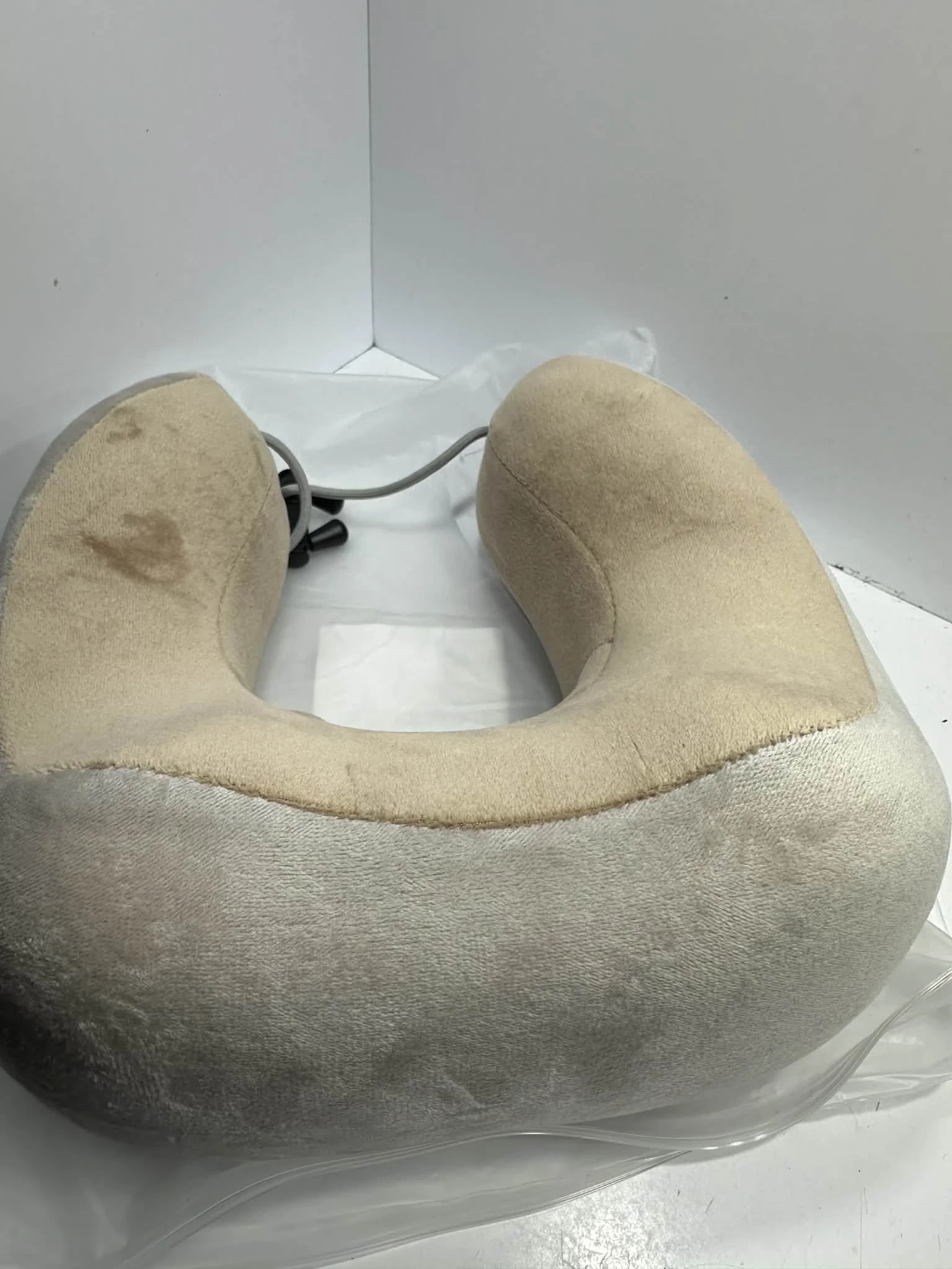 poduszka-podrozna-rogal-na-szyje-kark-masazer-kod-producenta-mp05