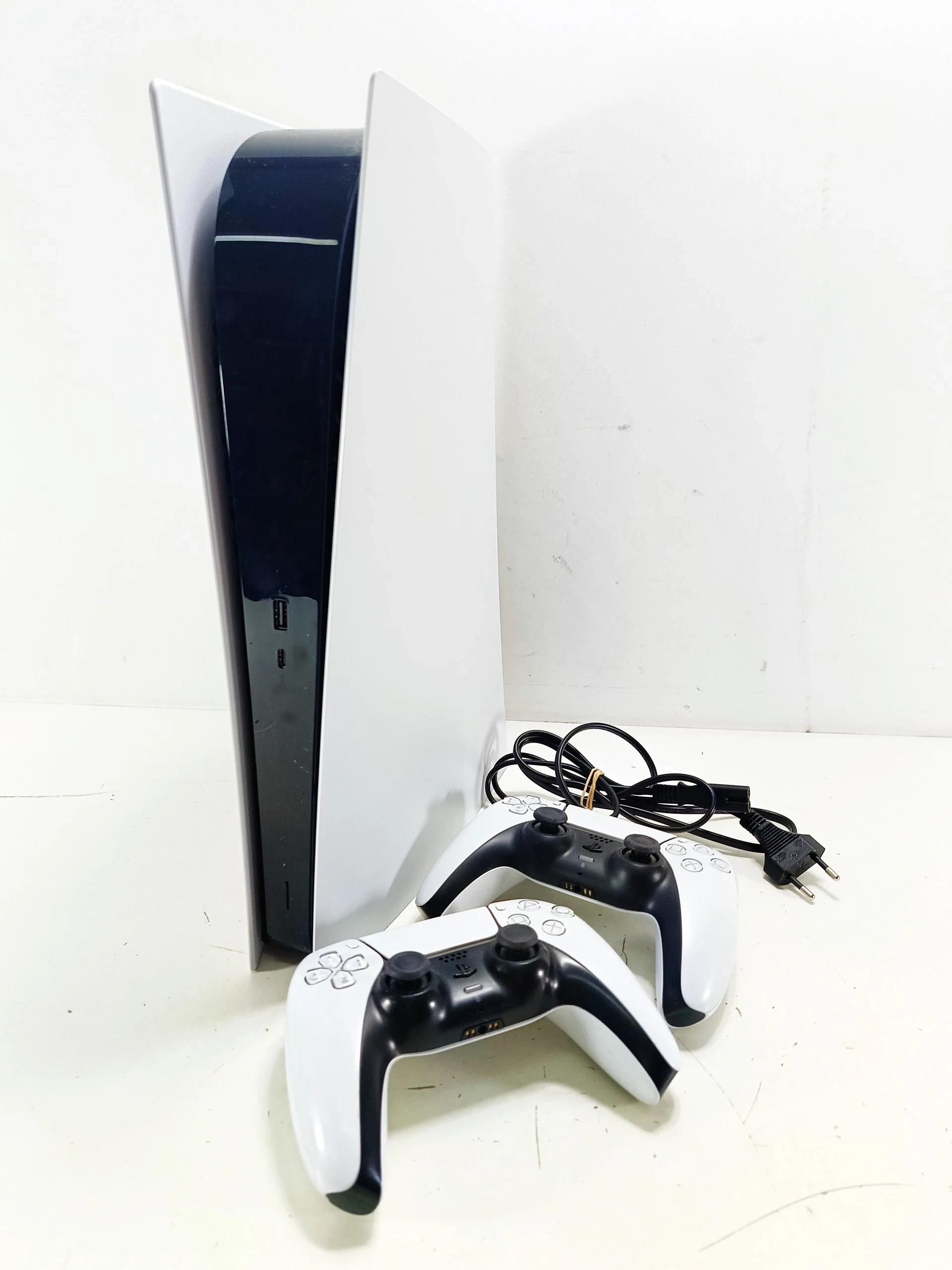 konsola-playstation-5-bez-napedu-2-pady-fifa-26-ufc-ultimate-kod-producenta-cfi-1116a