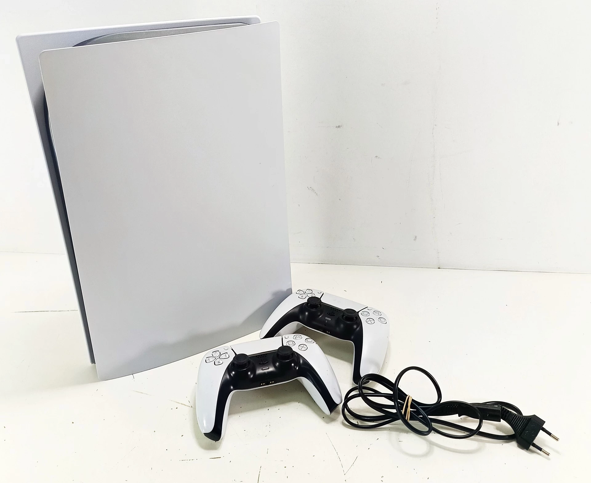 konsola-playstation-5-bez-napedu-2-pady-fifa-26-ufc-ultimate-stan-11323-2