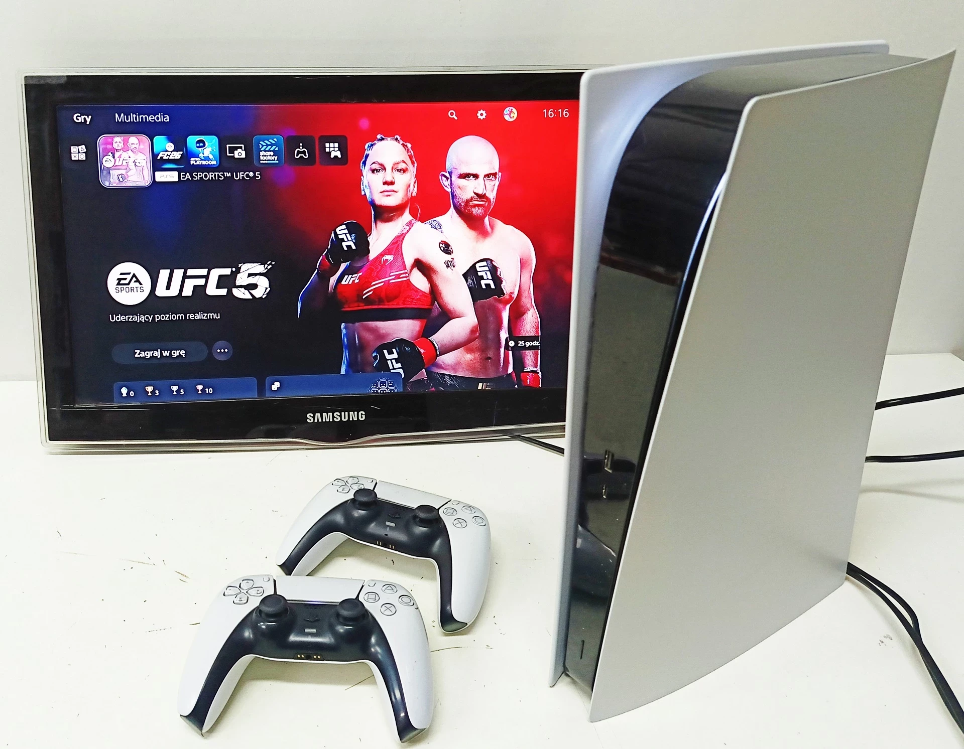 konsola-playstation-5-bez-napedu-2-pady-fifa-26-ufc-ultimate-ean-gtin-711719709190