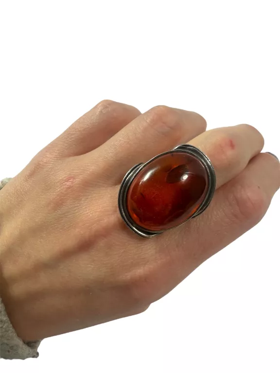 SREBRNY OKAZAŁY PIERŚCIONEK Z BURSZTYNEM PRÓBY 925 / 14,09G / 15