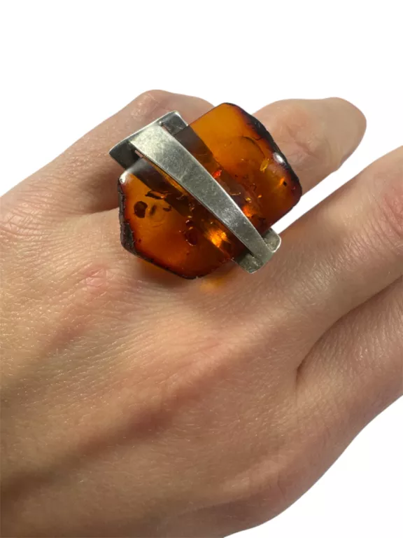 ciekawy-srebrny-pierscionek-z-bursztynem-proby-925-766g-14-rozmiarsrednica-wew-mm-372-14