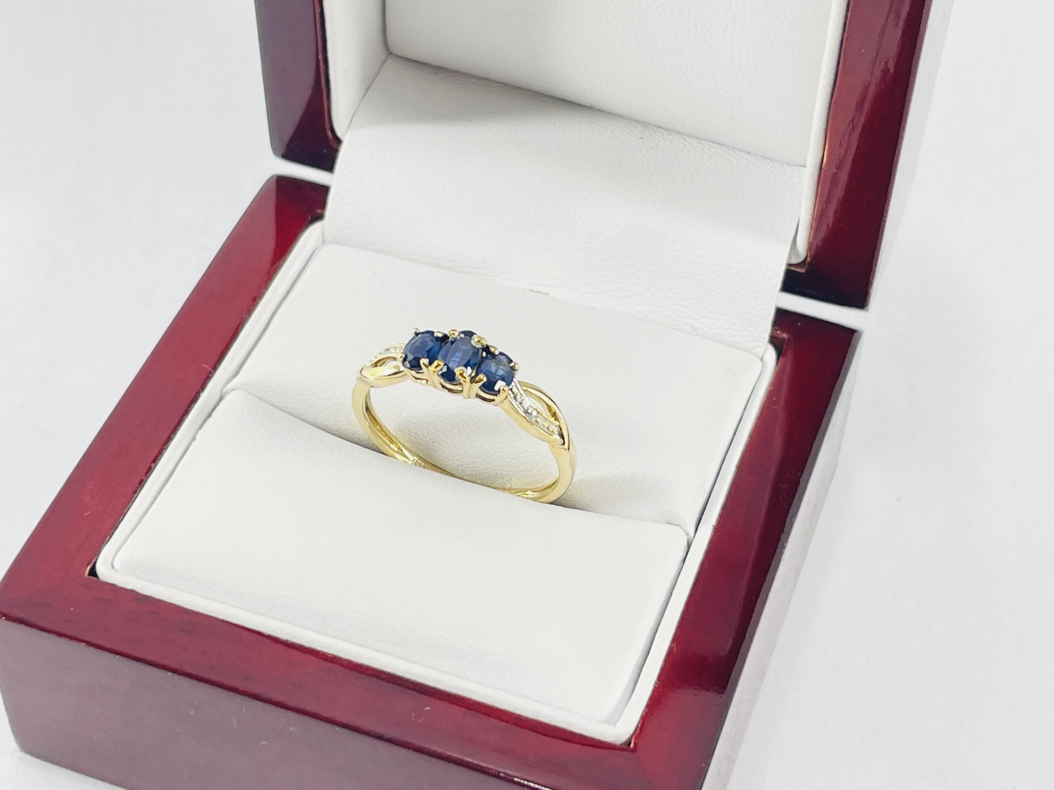 zloty-pierscionek-z-szafirami-074ct-i-diamentami-0008ct-375-156g-r17-waga-317