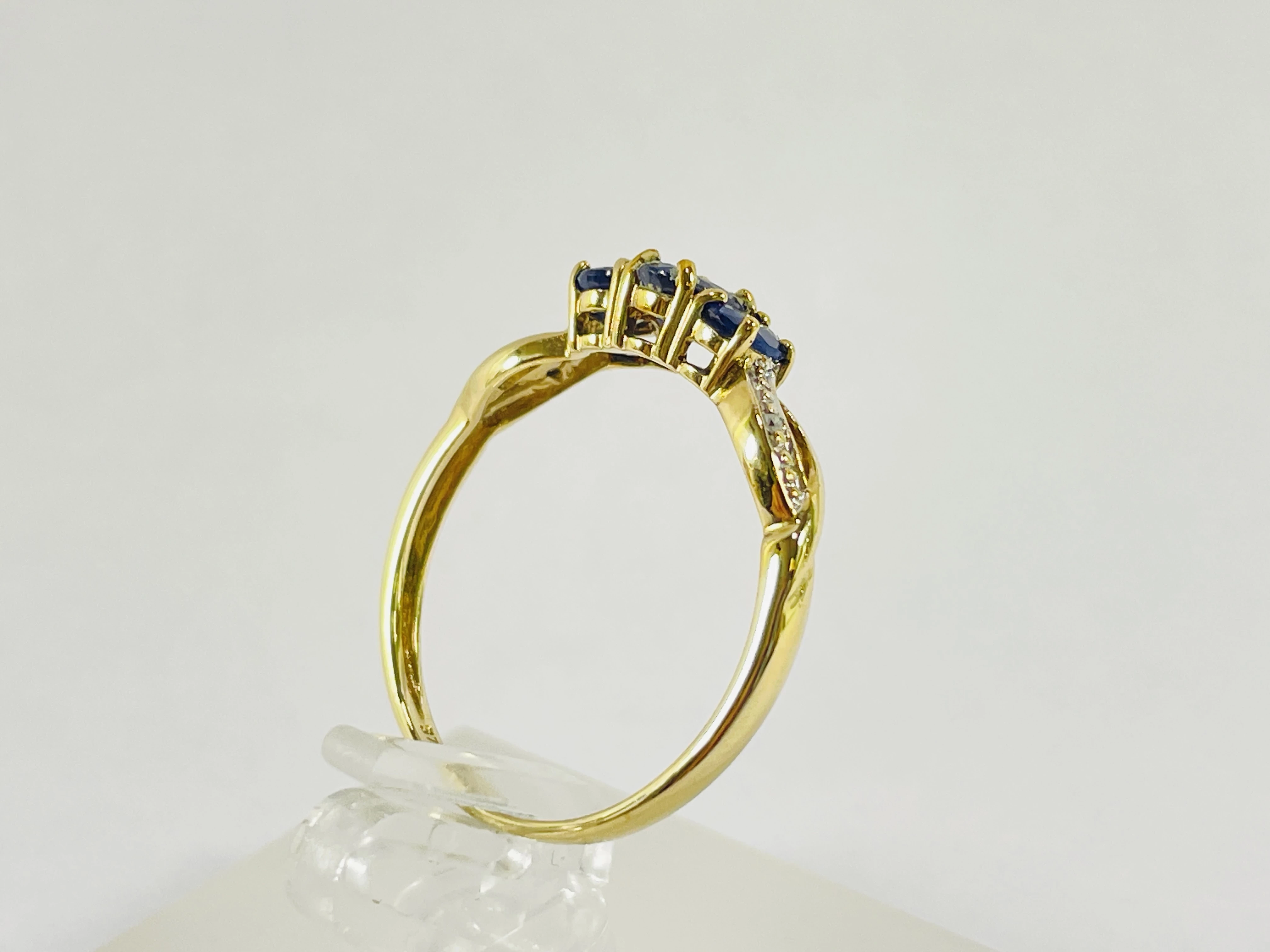 zloty-pierscionek-z-szafirami-074ct-i-diamentami-0008ct-375-156g-r17-material-15835-2