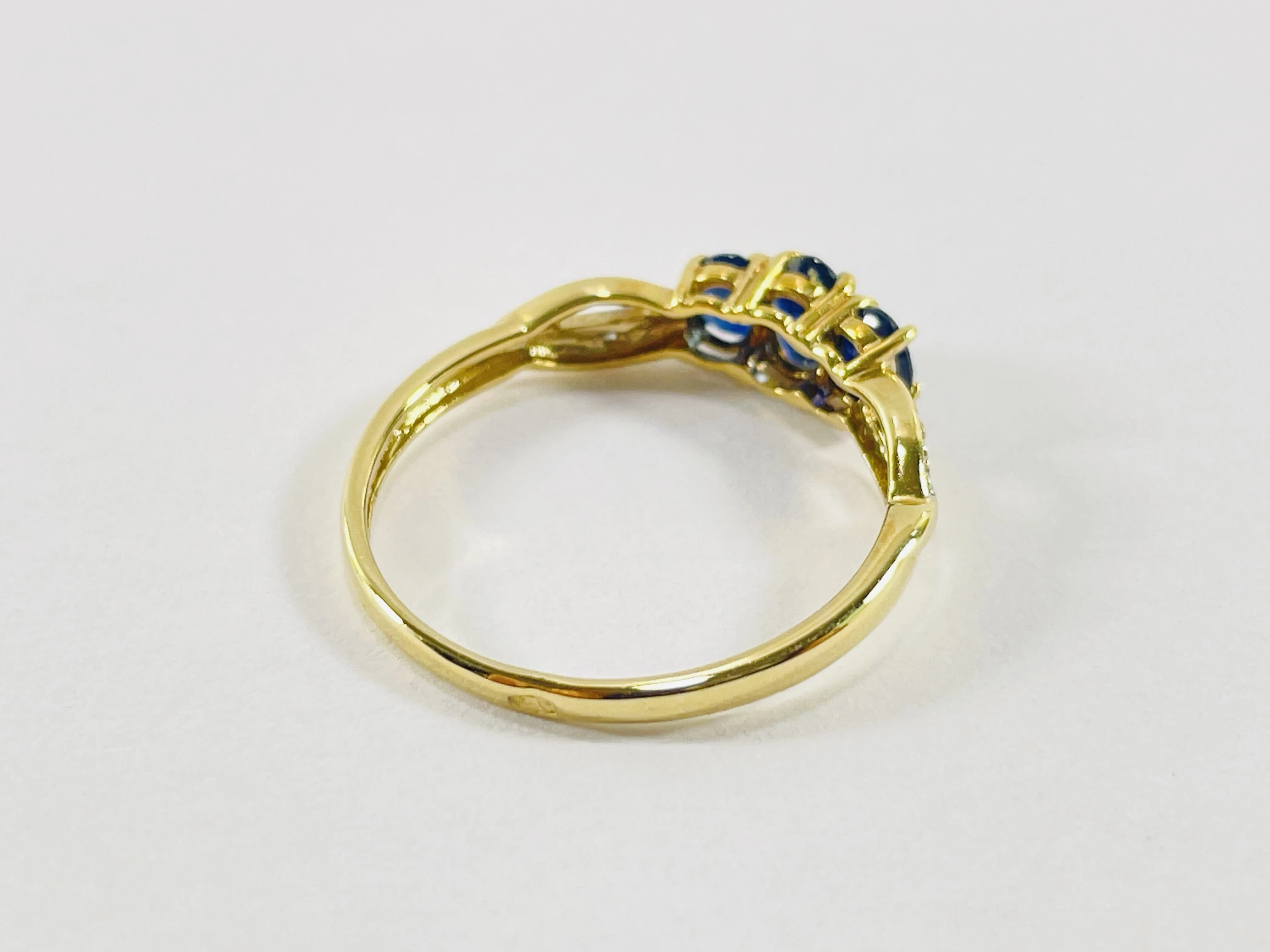 zloty-pierscionek-z-szafirami-074ct-i-diamentami-0008ct-375-156g-r17-kolor-249512-1647429