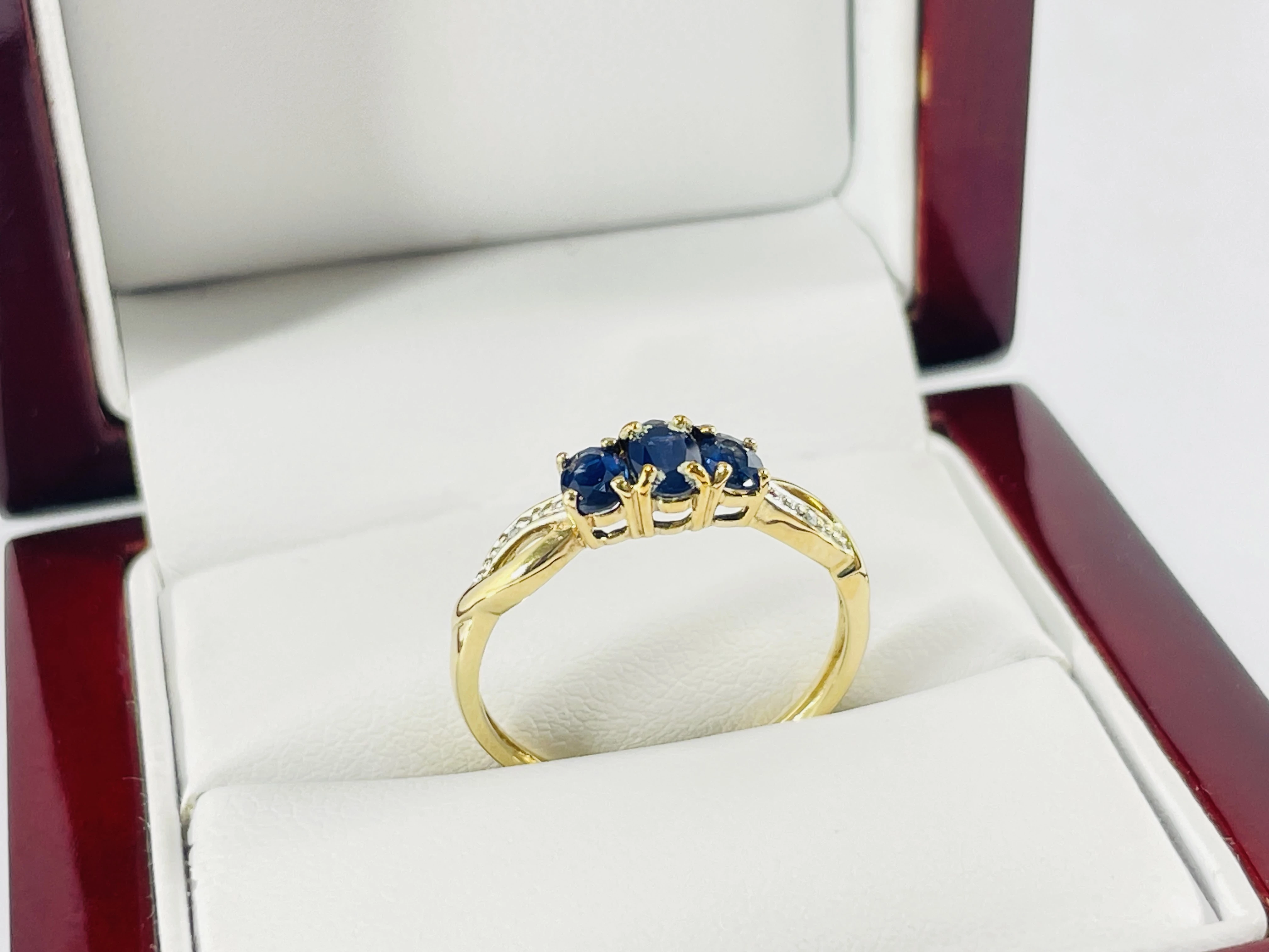 zloty-pierscionek-z-szafirami-074ct-i-diamentami-0008ct-375-156g-r17-rozmiarsrednica-wew-mm-372-19