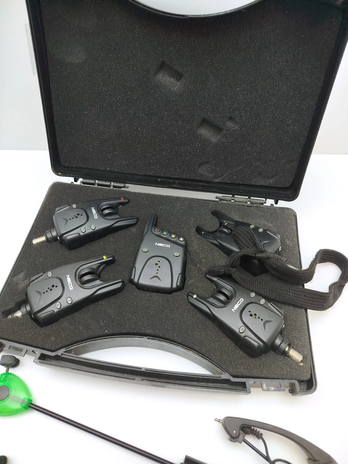 zestaw-sygnalizatorow-neco-carp-41-c104-black-walizka-stan-11323-2