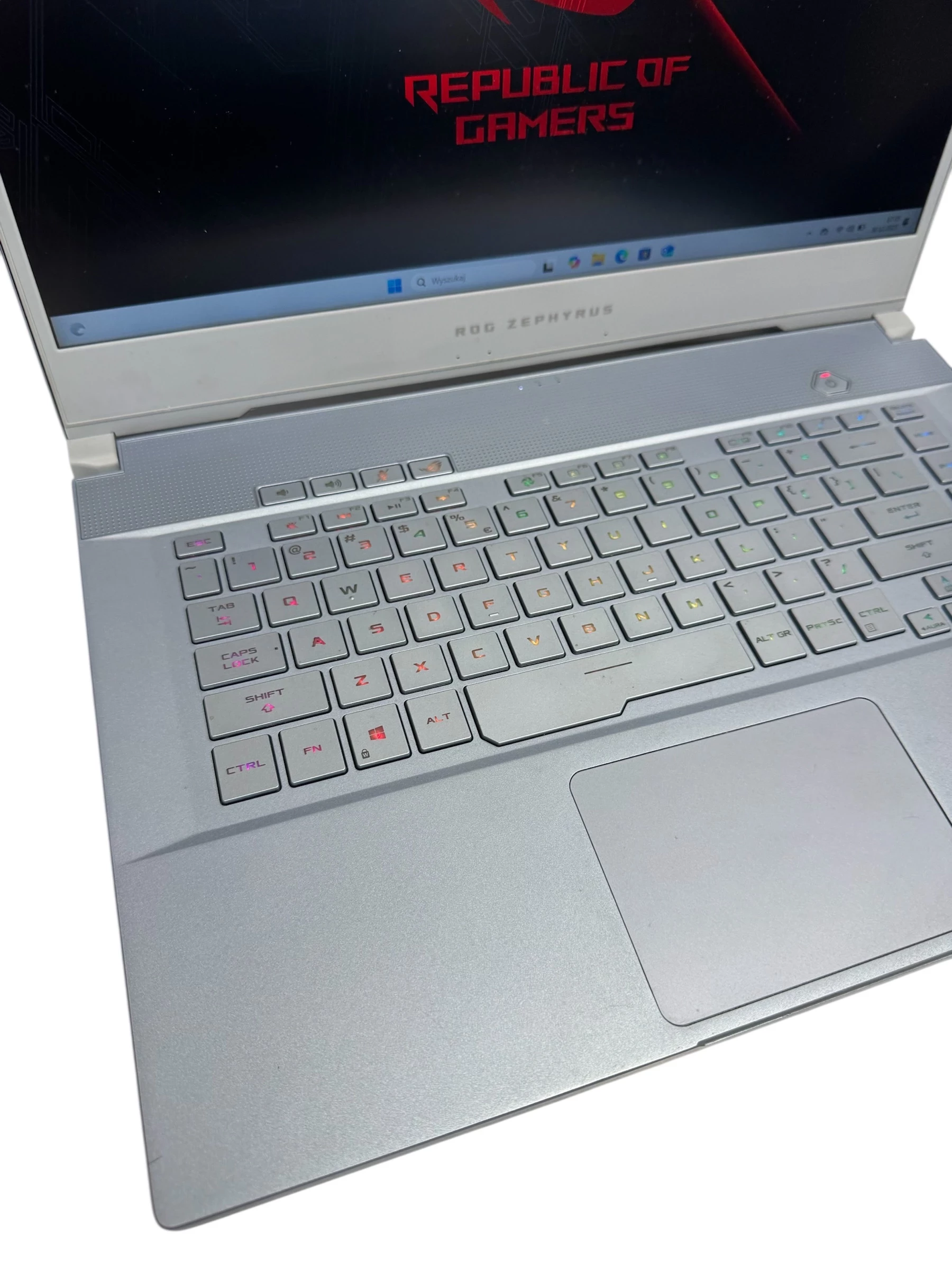 asus-rog-zephyrus-m15-okazja-przekatna-ekranu-1560