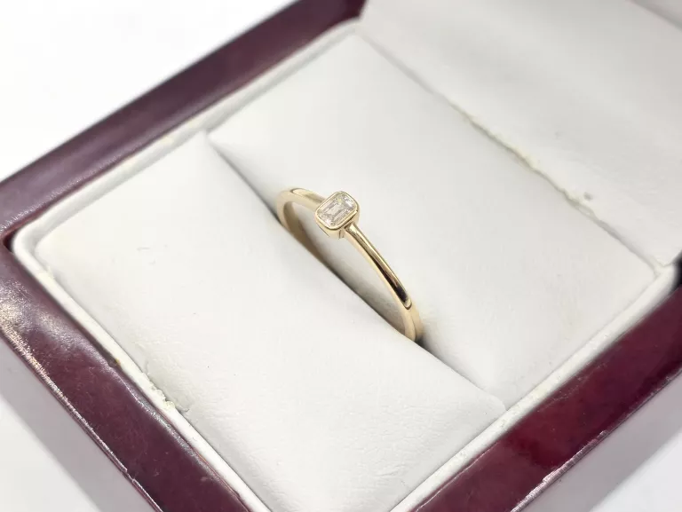 zloty-pierscionek-z-brylantem-011ct-585-148g-r15-kolor-249512-1647429