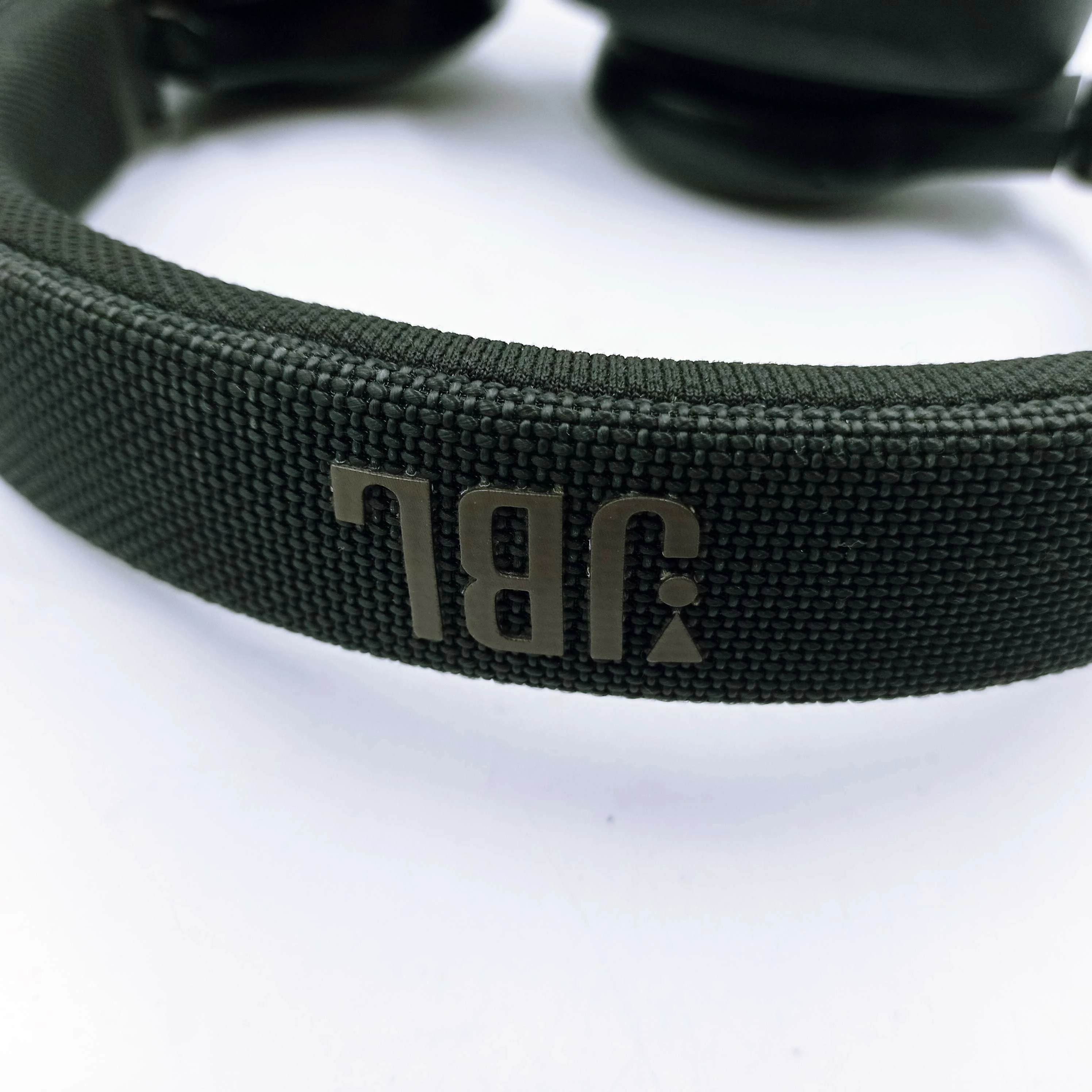 sluchawki-nauszne-jbl-live-650btnc-kolor-dominujacy-129357-3