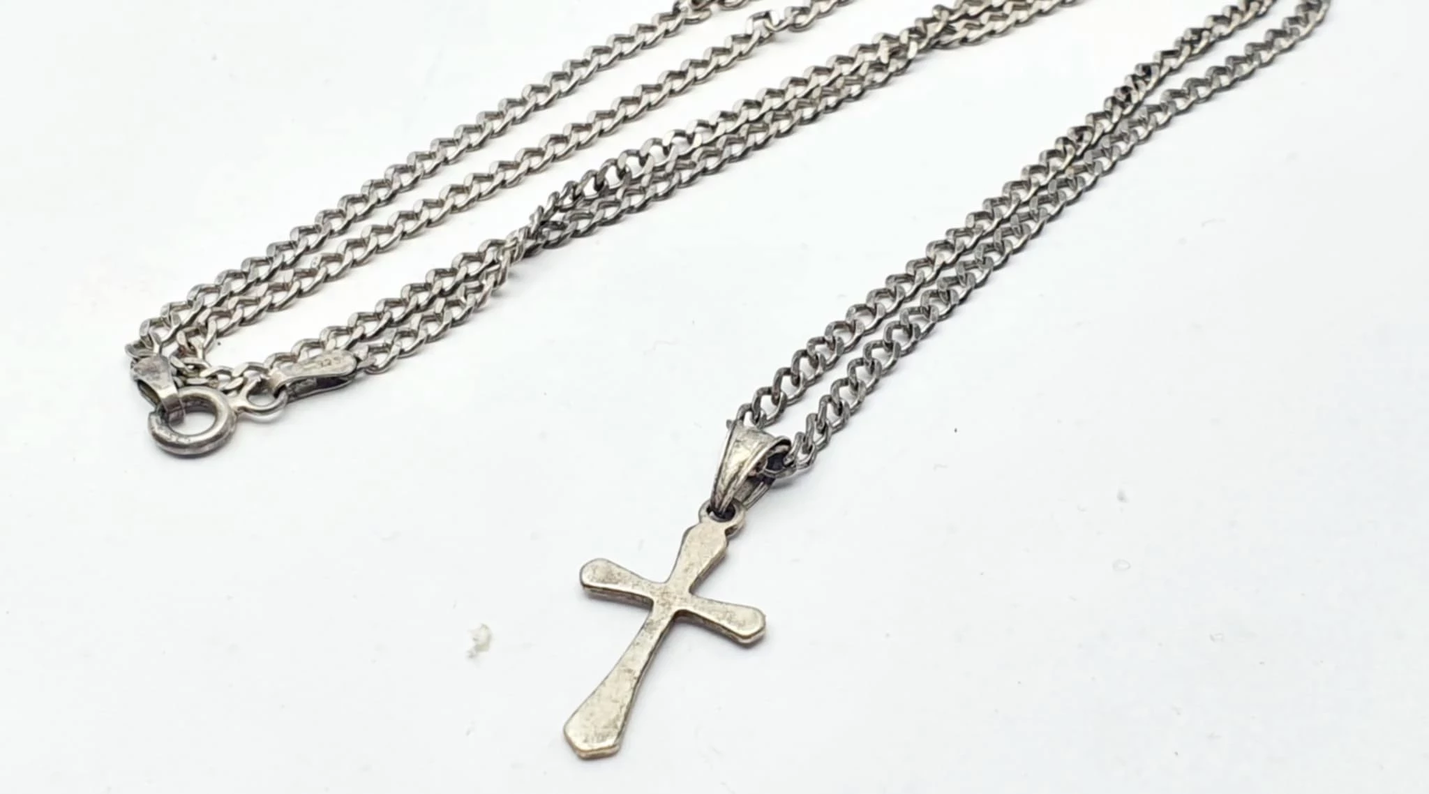 elegancki-srebrny-lancuszek-z-krzyzykiemem-53g-925-50-cm-2-cm-rynek-20-gostynin-fly