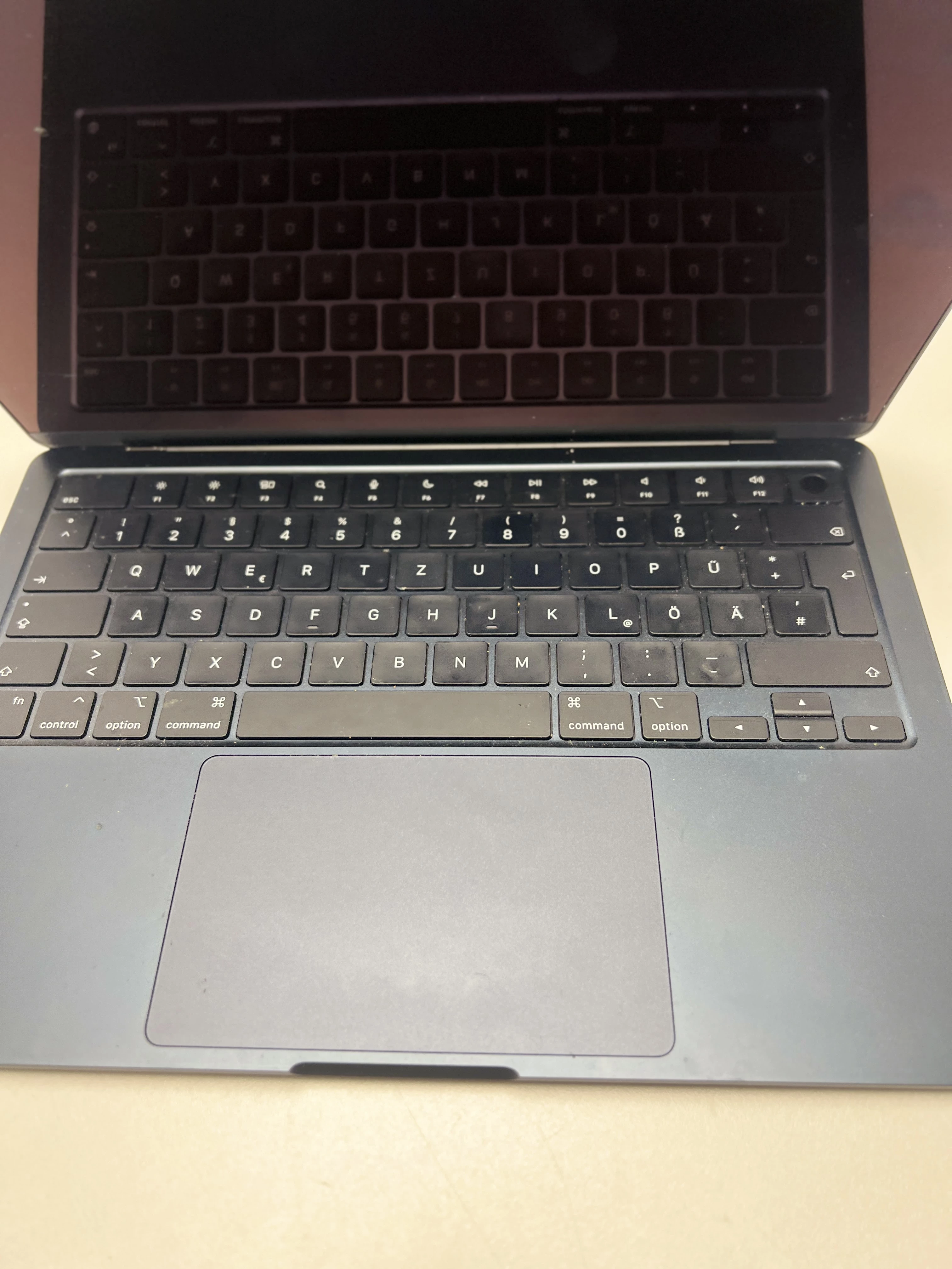 macbook-air-13-apple-m3-16-gb-256-gb-przekatna-ekranu-1360