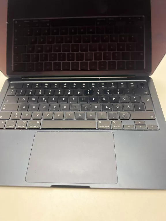 macbook-air-13-apple-m3-16-gb-256-gb-przekatna-ekranu-1360