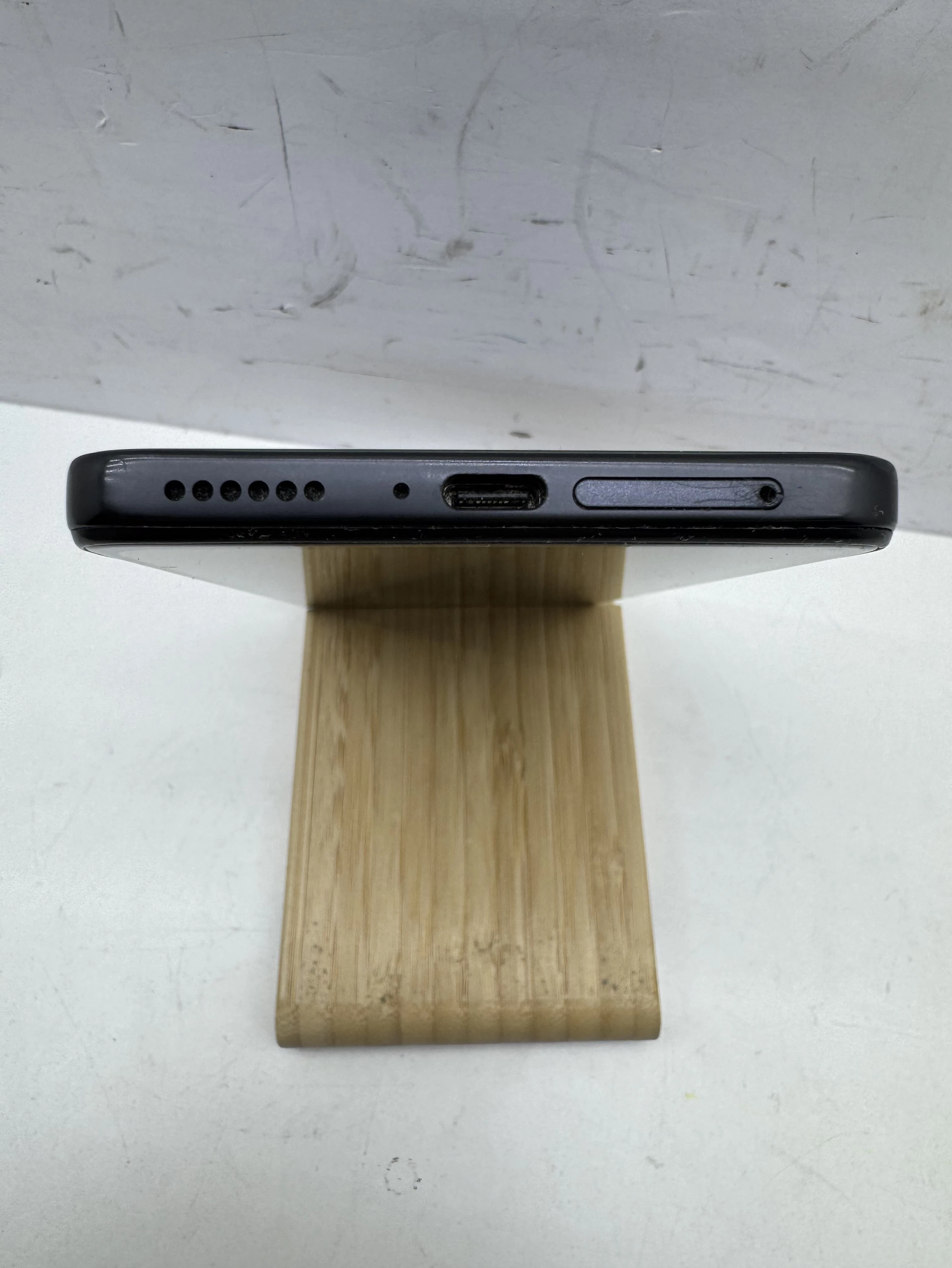 xiaomi-redmi-note-11-pro-5g-6gb128gb-pekniety-tyl-przekatna-ekranu-667