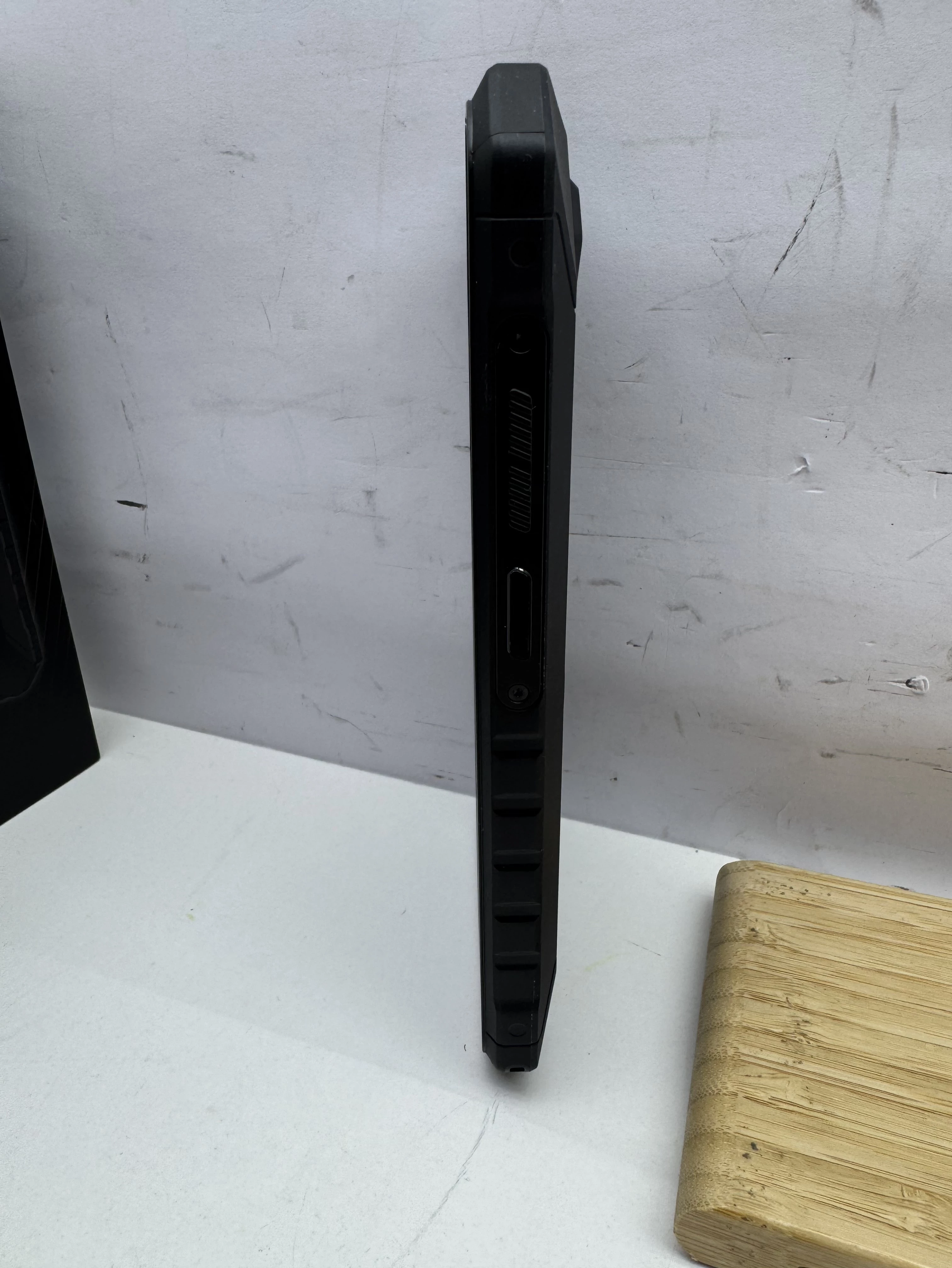 telefon-hammer-iron-v-6gb64gb-stan-11323-2