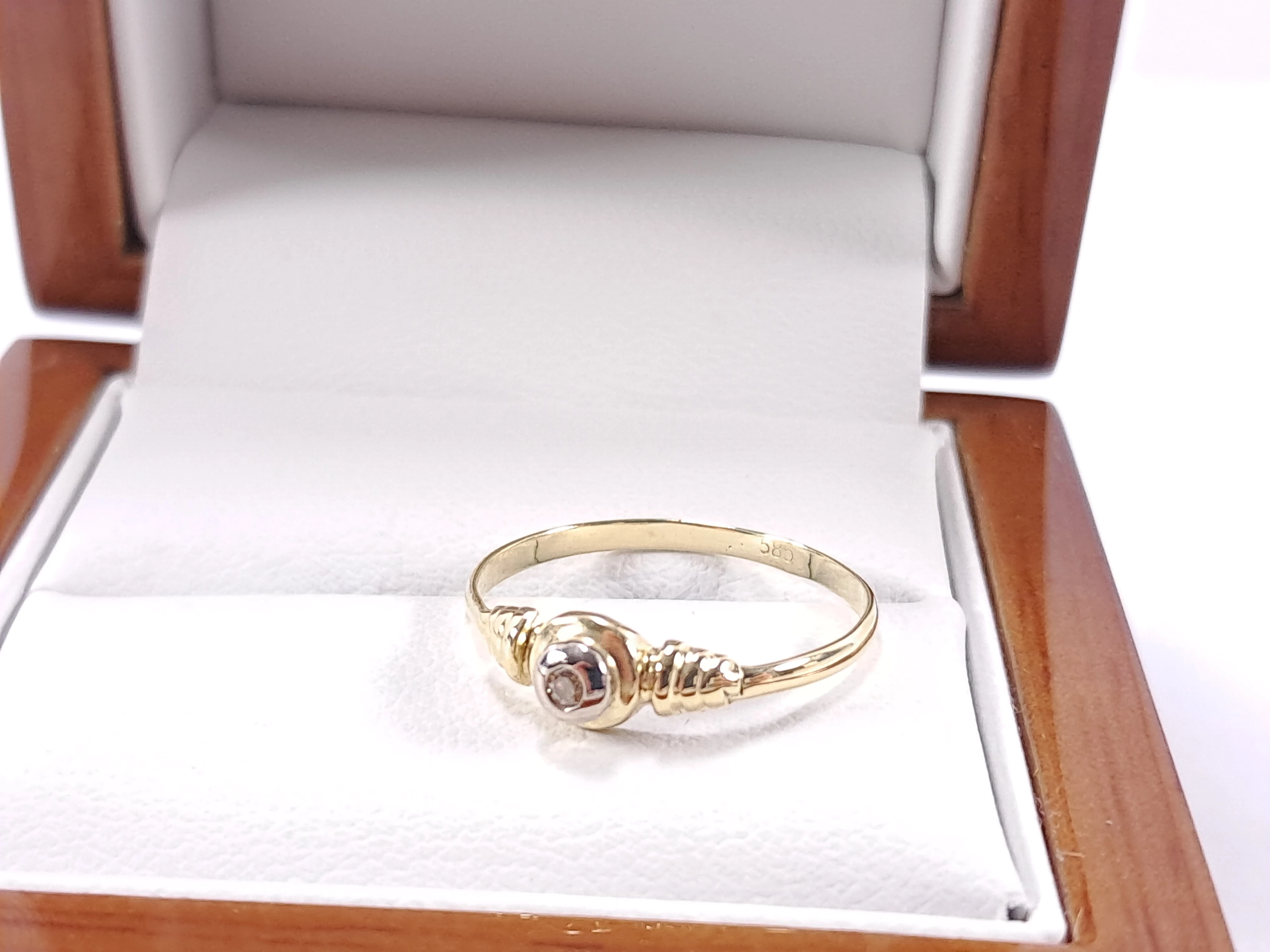 zloty-pierscionek-z-brylantem-001ct-p585-108g-r13-waga-207