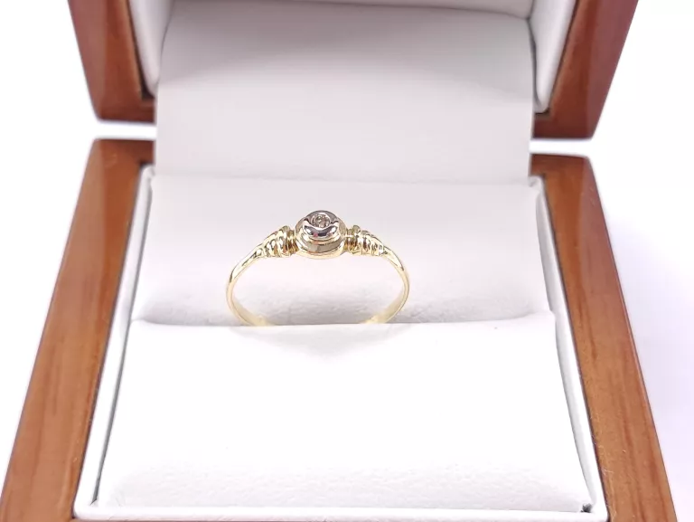 zloty-pierscionek-z-brylantem-001ct-p585-108g-r13-glogowska-66-poznan-ska-x